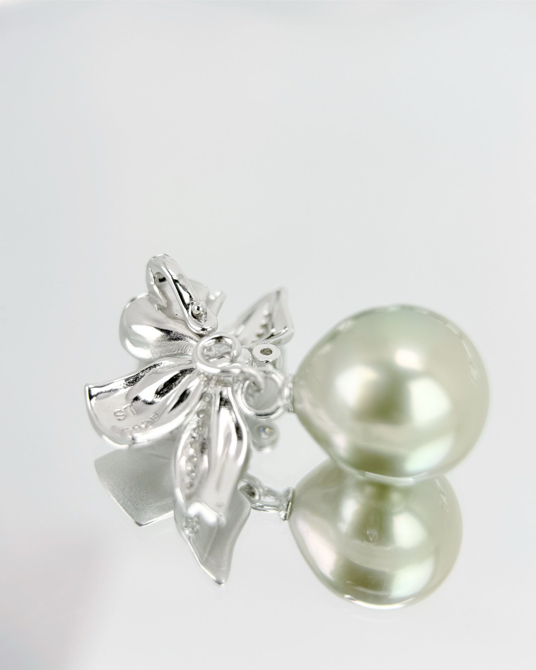 RIVÉA | Ribbon Pendant