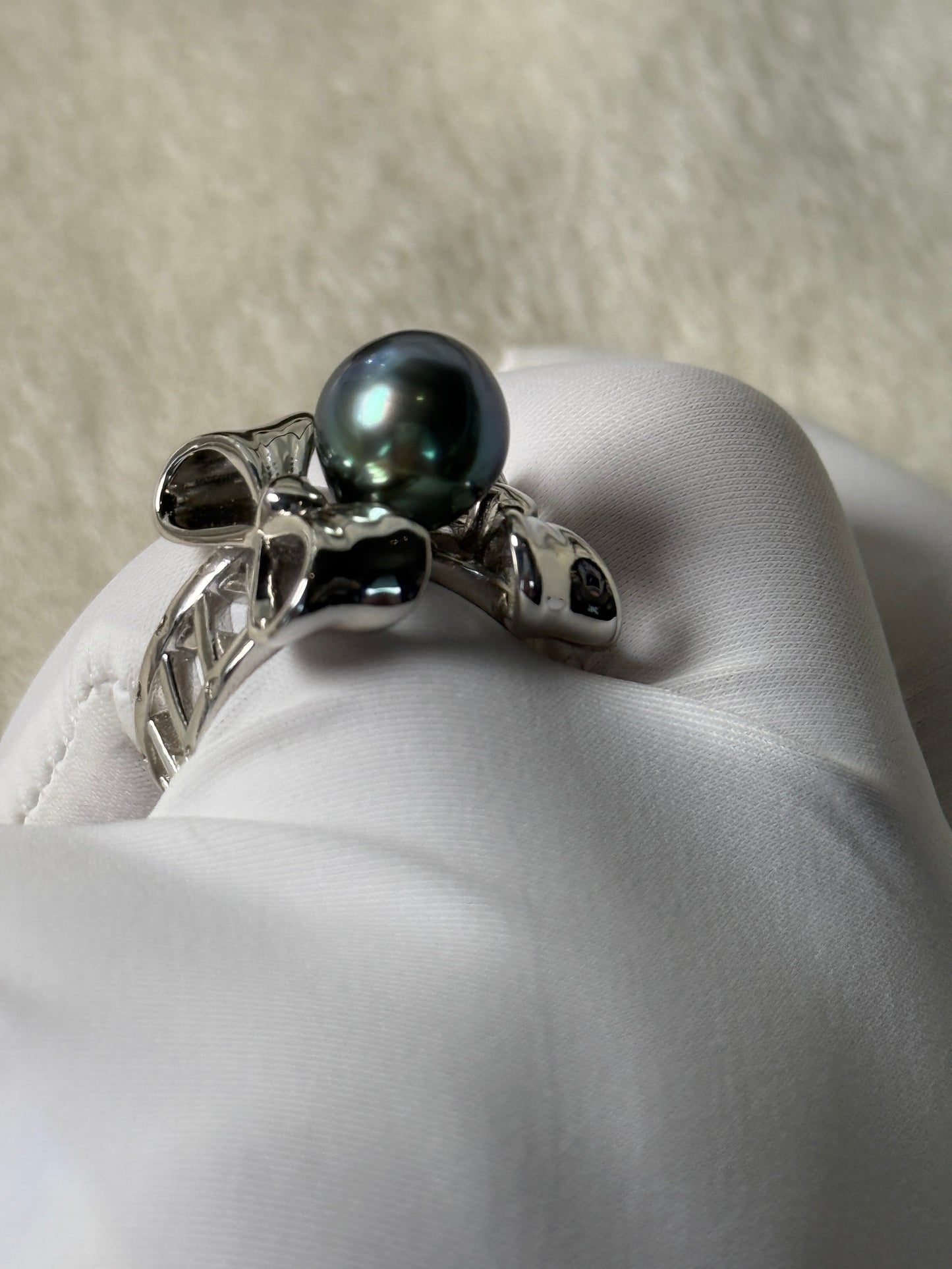 Roux | Sculpted Bow Ring with Tahitian Pearl