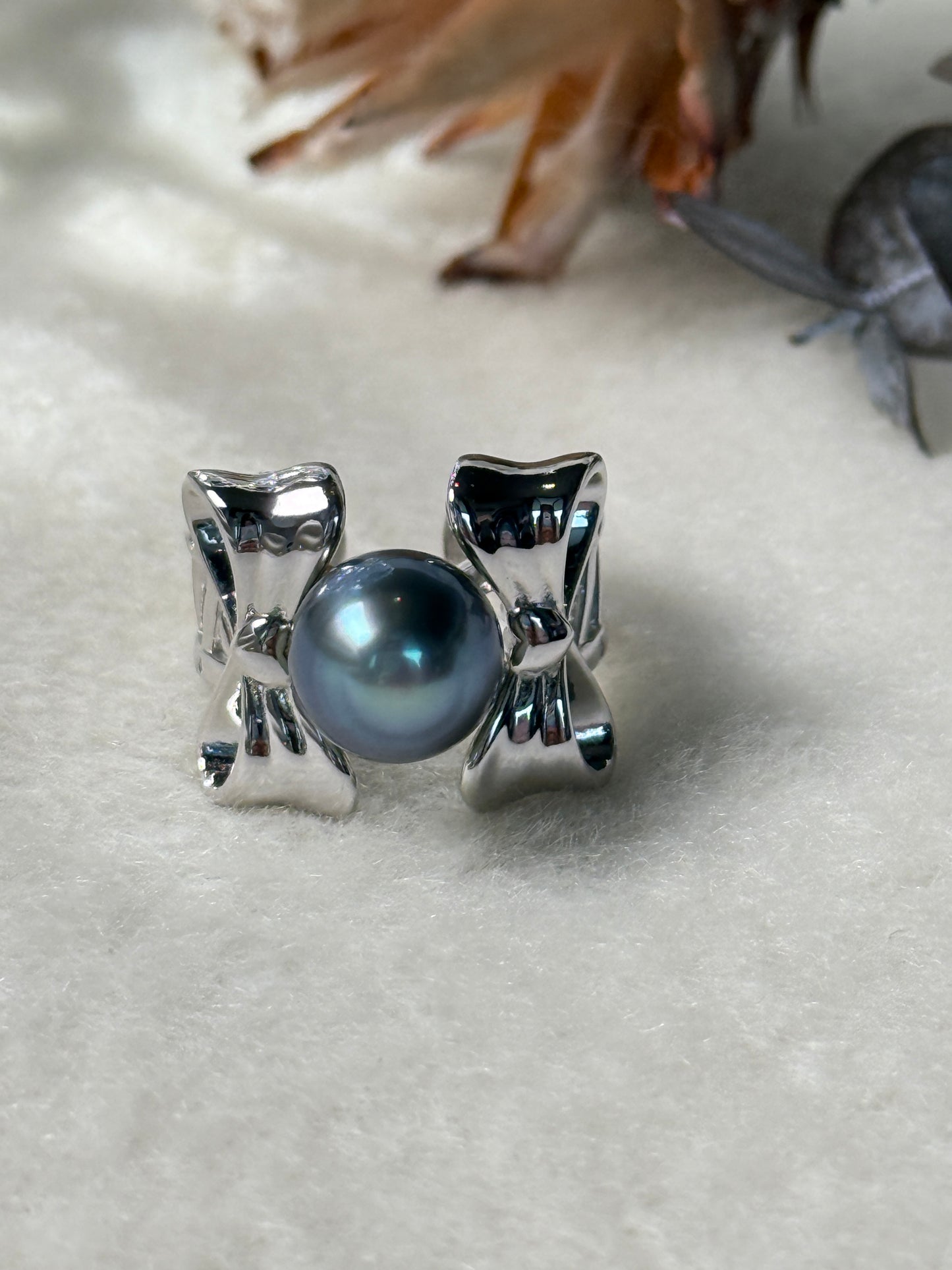 Roux | Sculpted Bow Ring with Tahitian Pearl