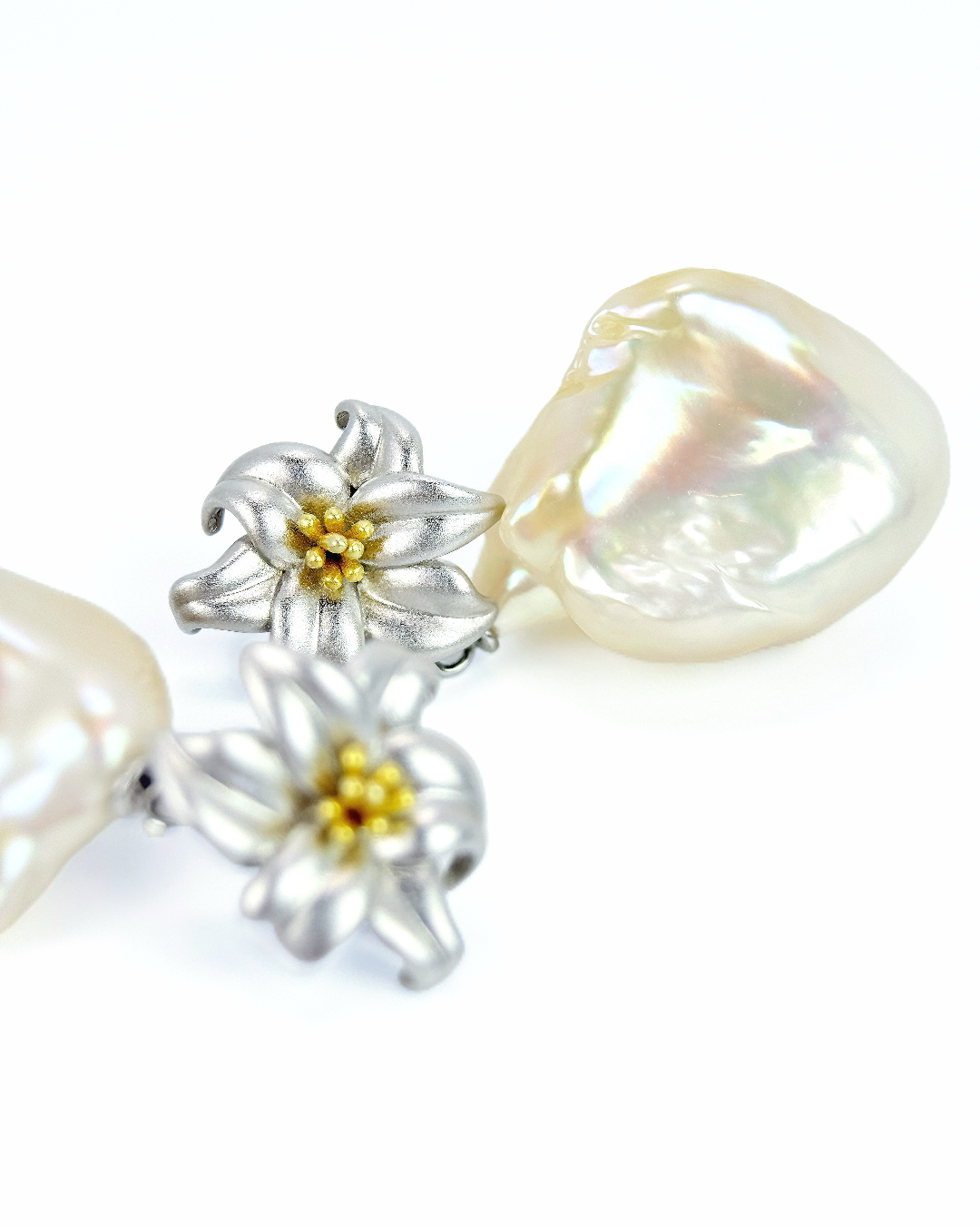 Floralis | Silver lily Baroque Earrings