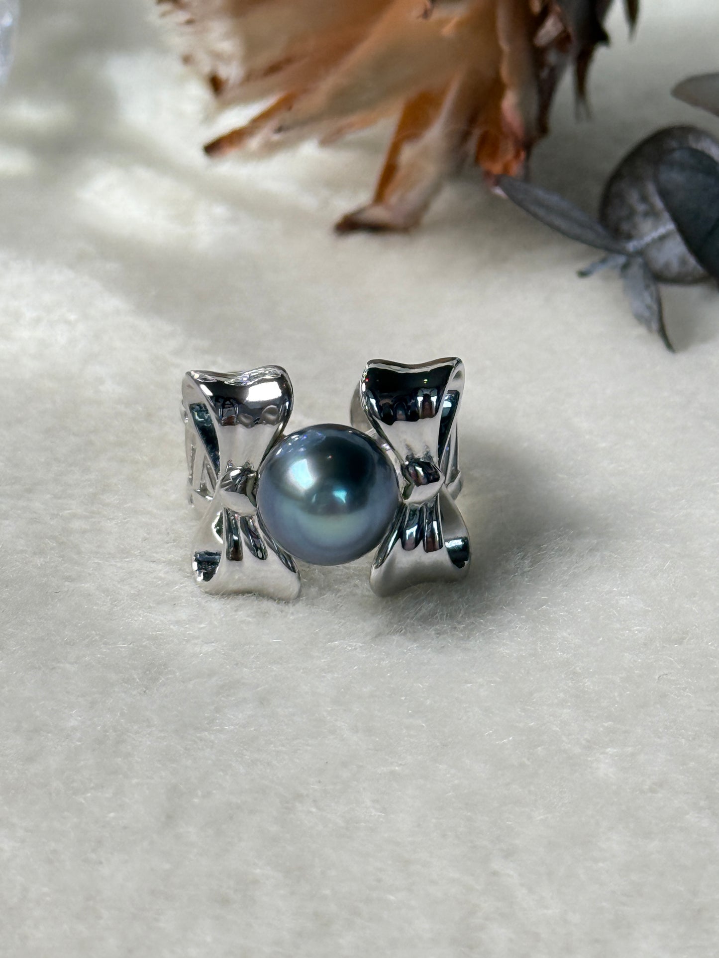 Roux | Sculpted Bow Ring with Tahitian Pearl
