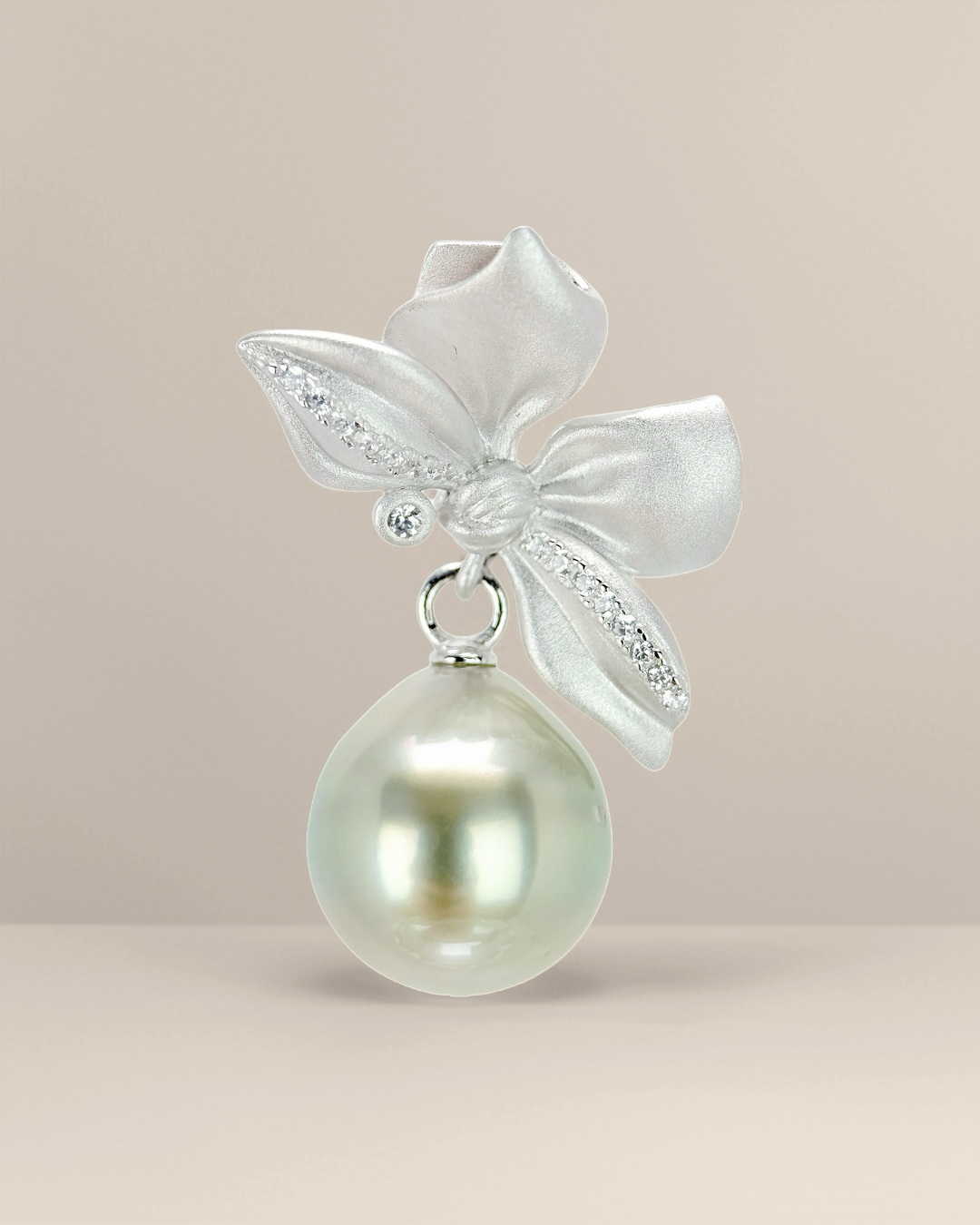 RIVÉA | Ribbon Pendant