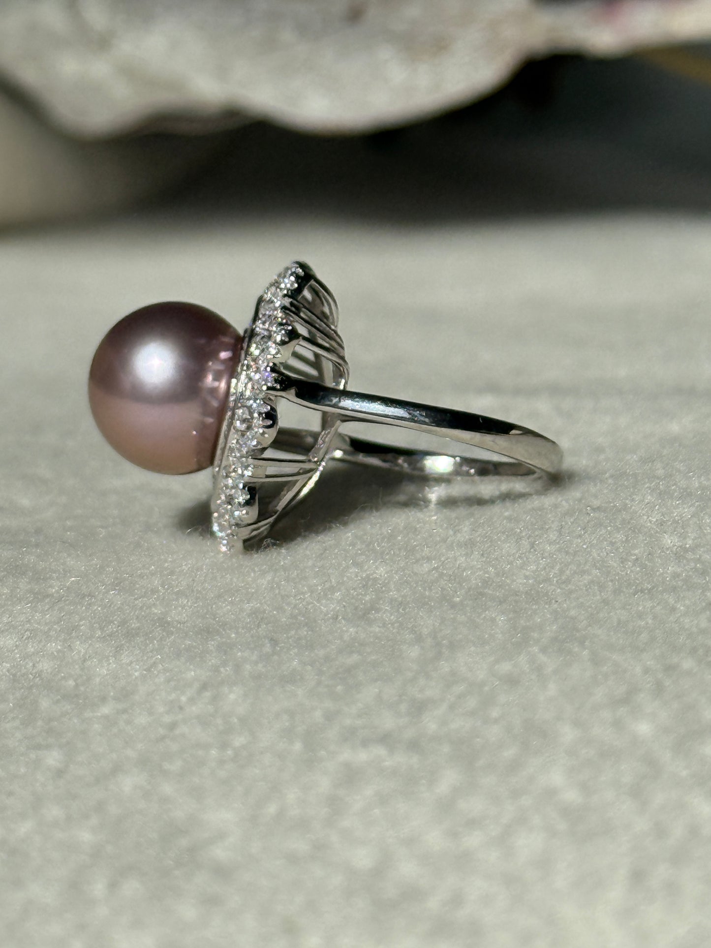 Améline | Halo Ring with Metallic Pink-Purple Pearl