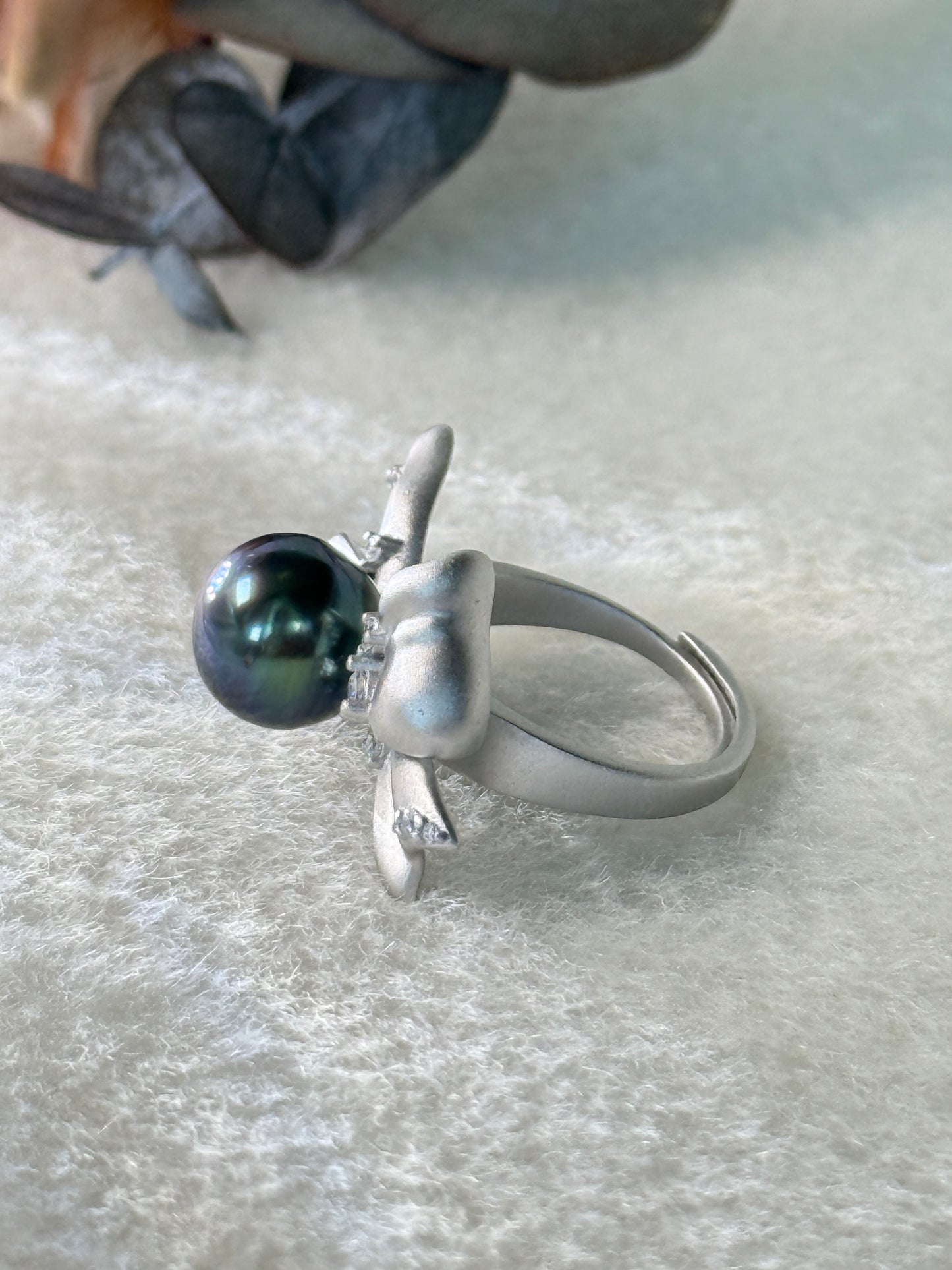 Léonie | Bow Ring with Tahitian Pearl