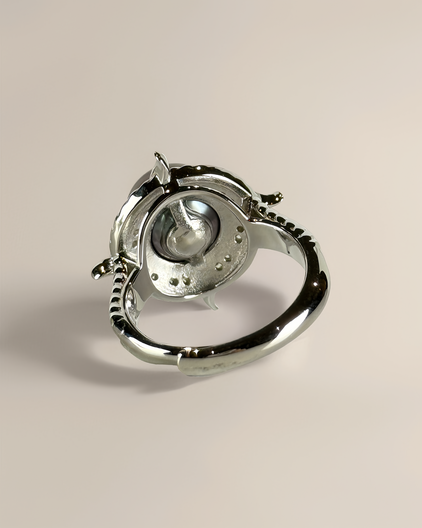 Nyra | Sculpted Ring with Violet-Green Tahitian Pearl