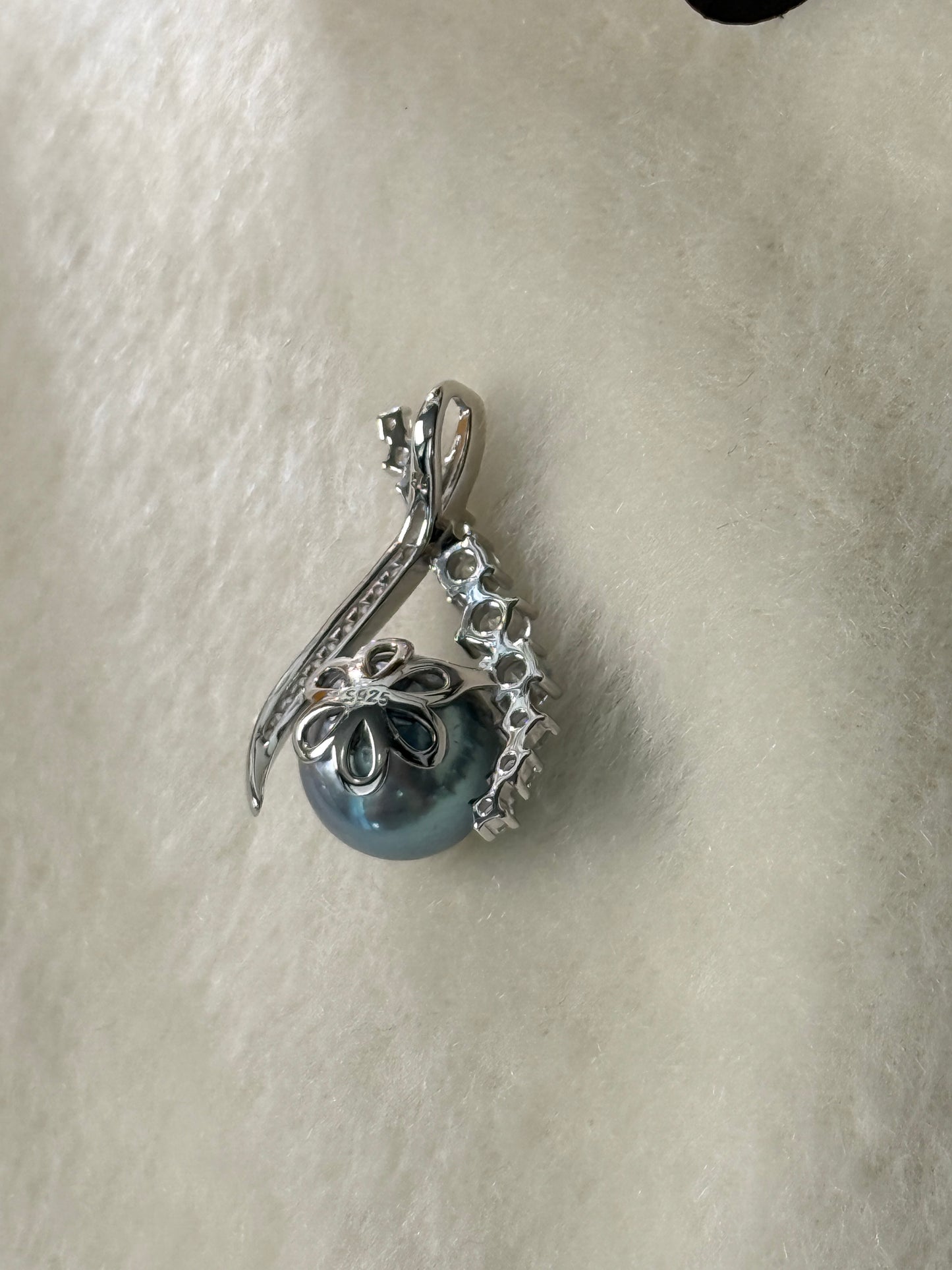 Celestia | Platinum Blue Glow Tahitian Pearl Pendant