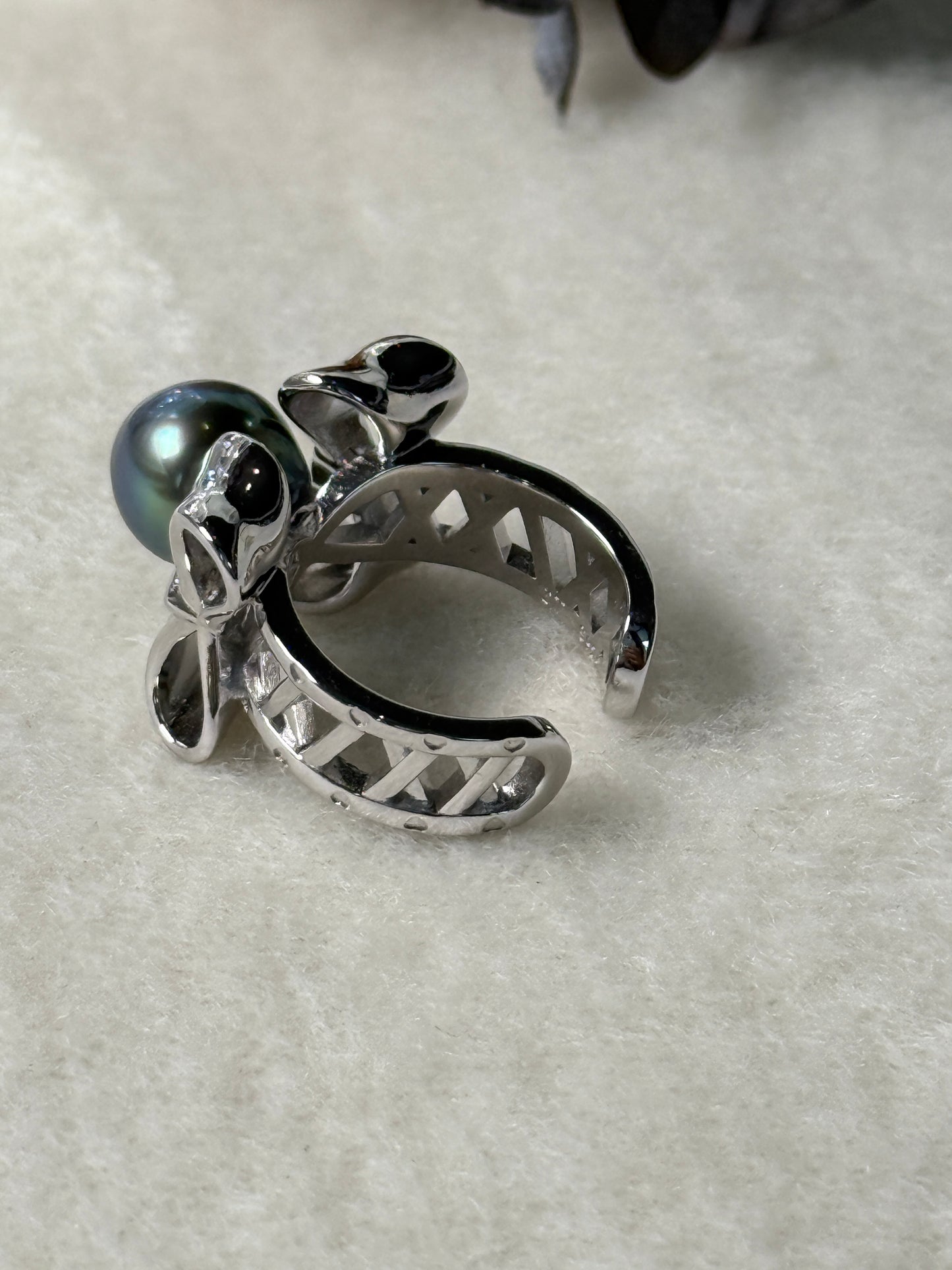 Roux | Sculpted Bow Ring with Tahitian Pearl