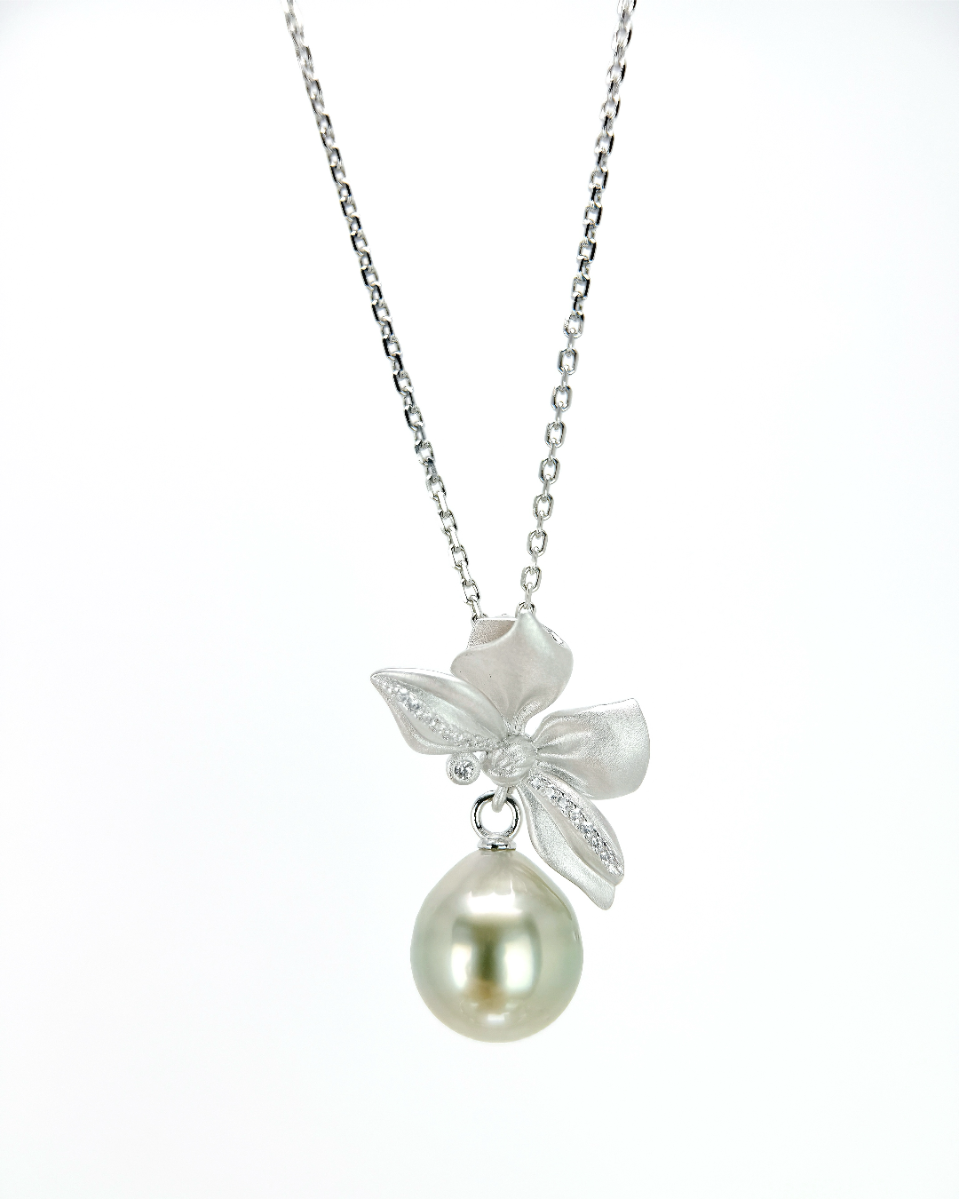 RIVÉA | Ribbon Pendant