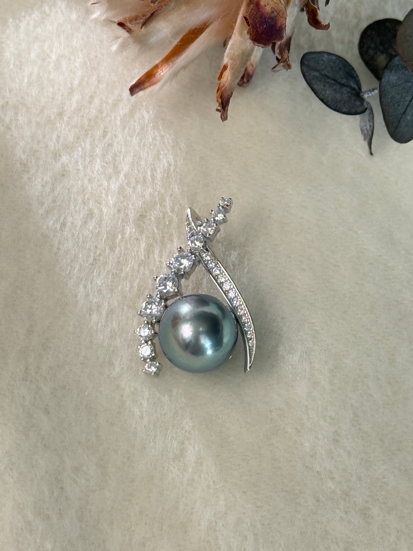 Celestia | Platinum Blue Glow Tahitian Pearl Pendant