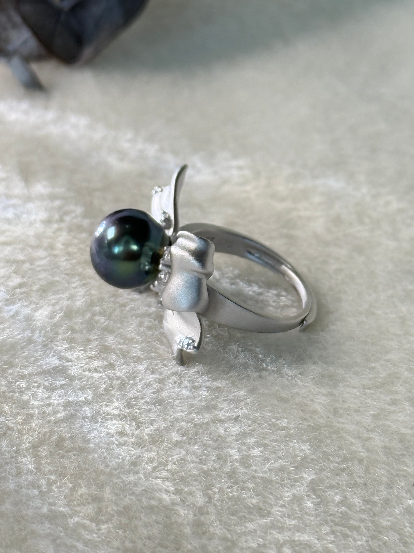 Léonie | Bow Ring with Tahitian Pearl