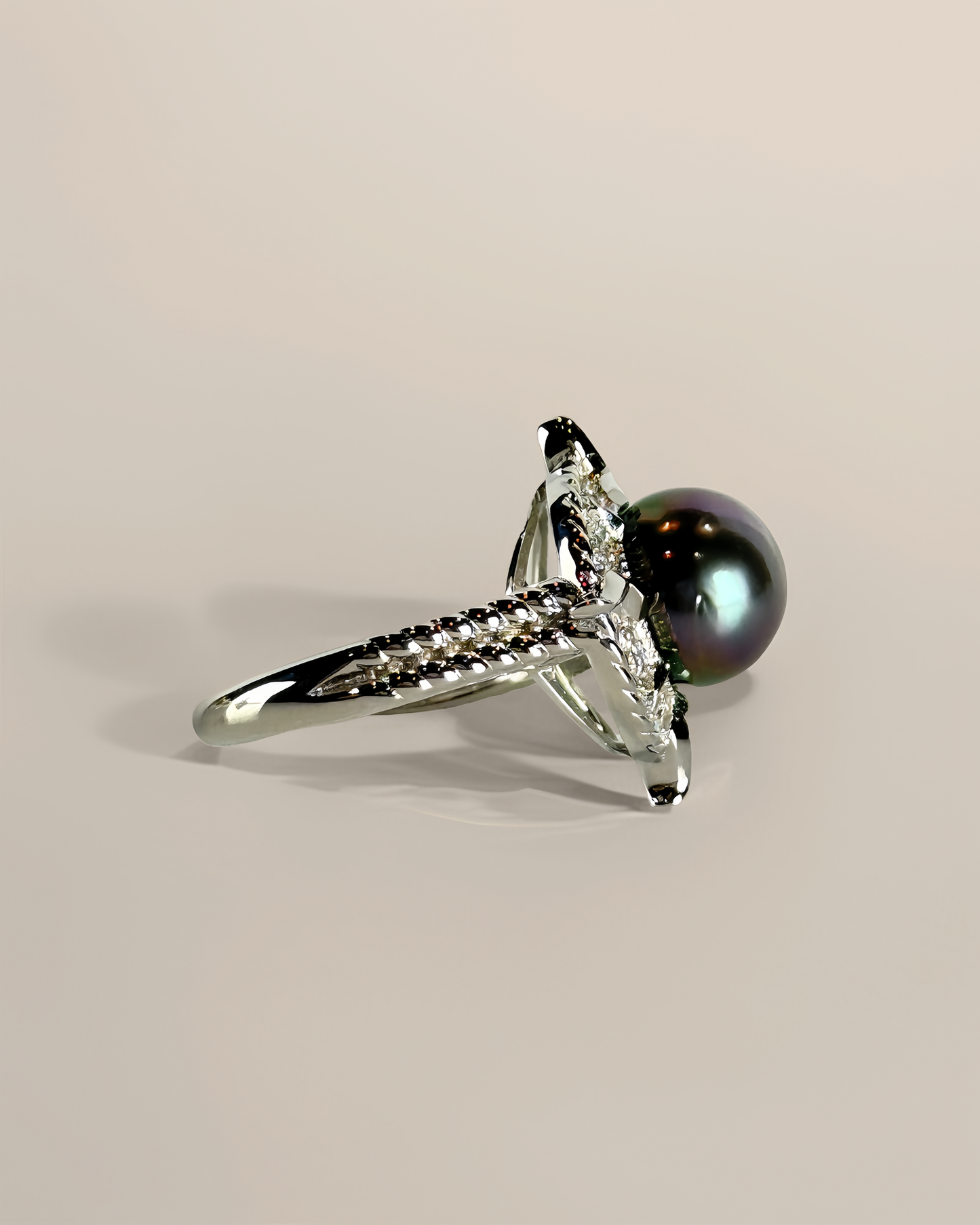 Nyra | Sculpted Ring with Violet-Green Tahitian Pearl