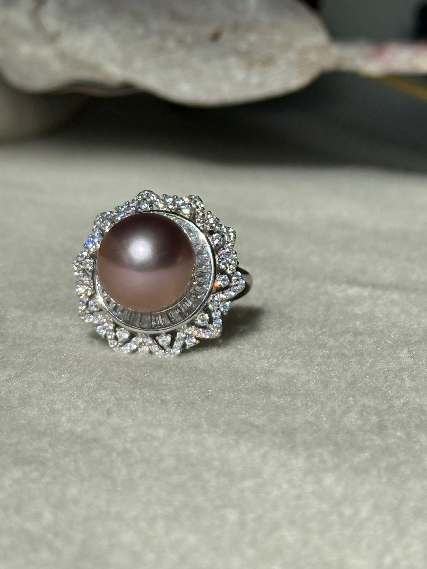 Améline | Halo Ring with Metallic Pink-Purple Pearl