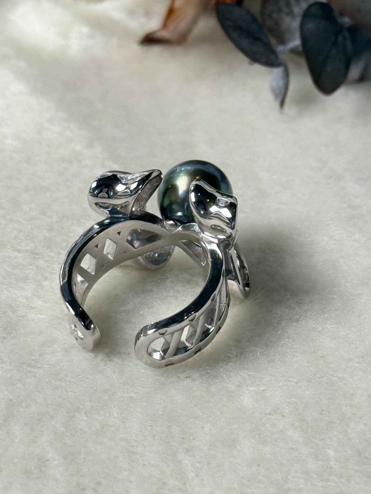 Roux | Sculpted Bow Ring with Tahitian Pearl