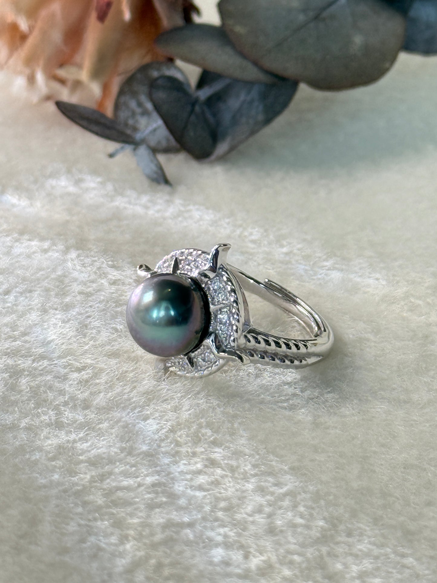 Nyra | Sculpted Ring with Violet-Green Tahitian Pearl