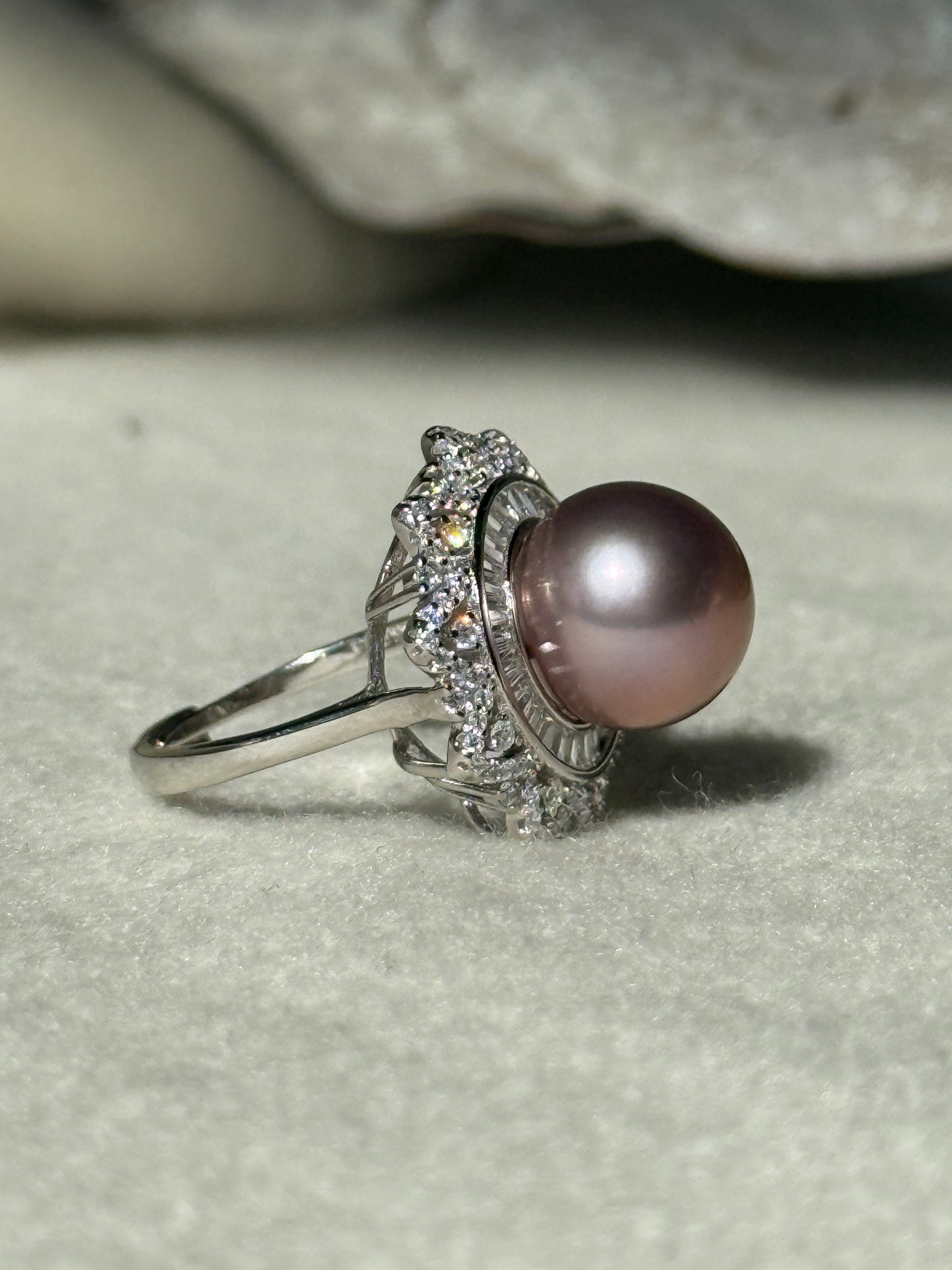 Améline | Halo Ring with Metallic Pink-Purple Pearl