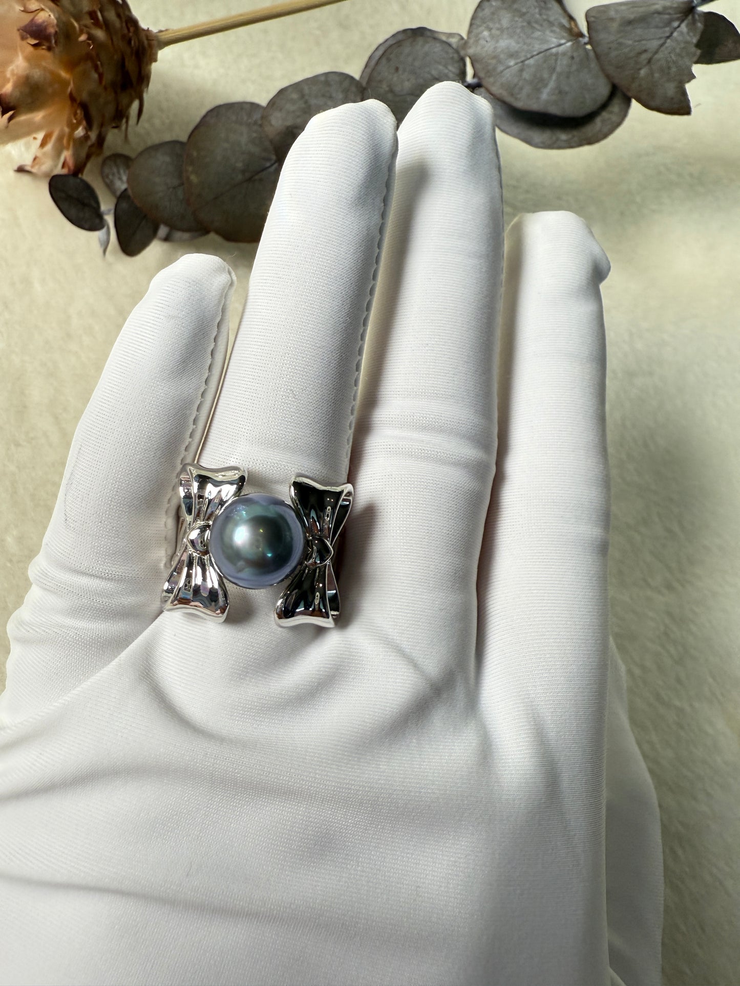 Roux | Sculpted Bow Ring with Tahitian Pearl