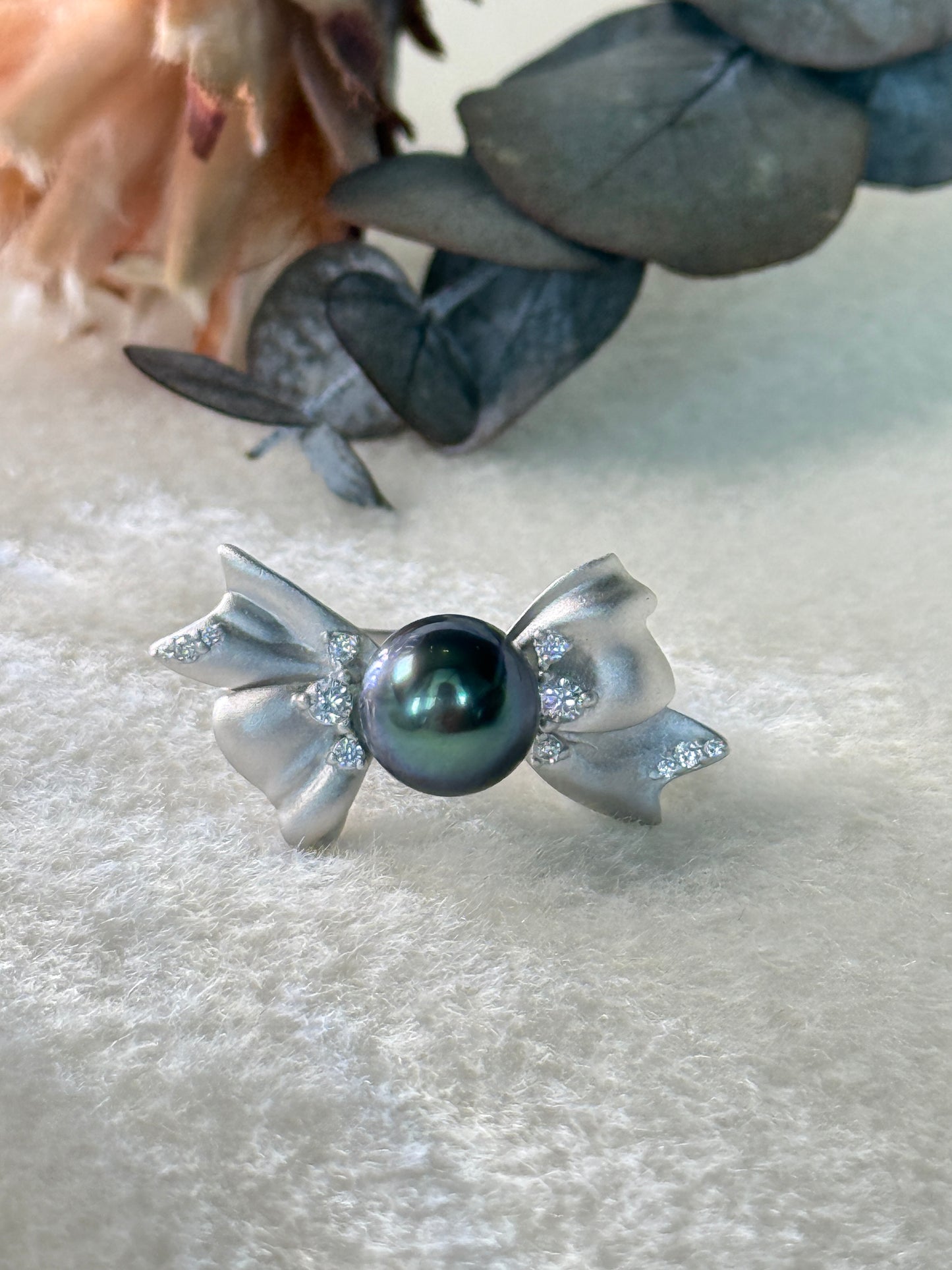 Léonie | Bow Ring with Tahitian Pearl