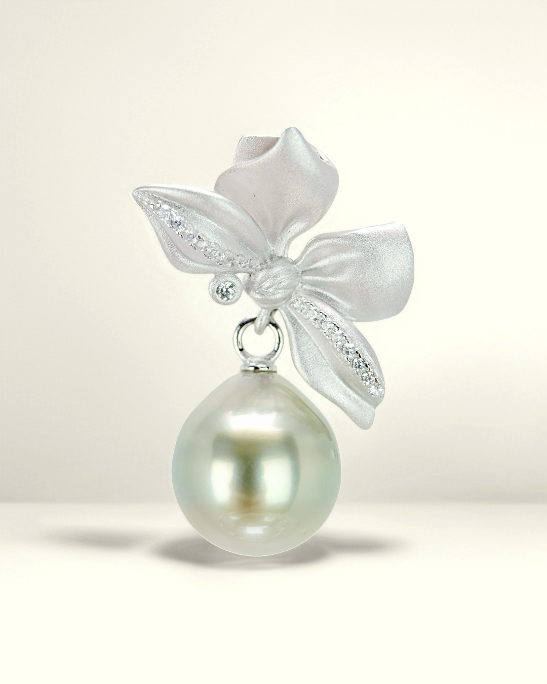 RIVÉA | Ribbon Pendant