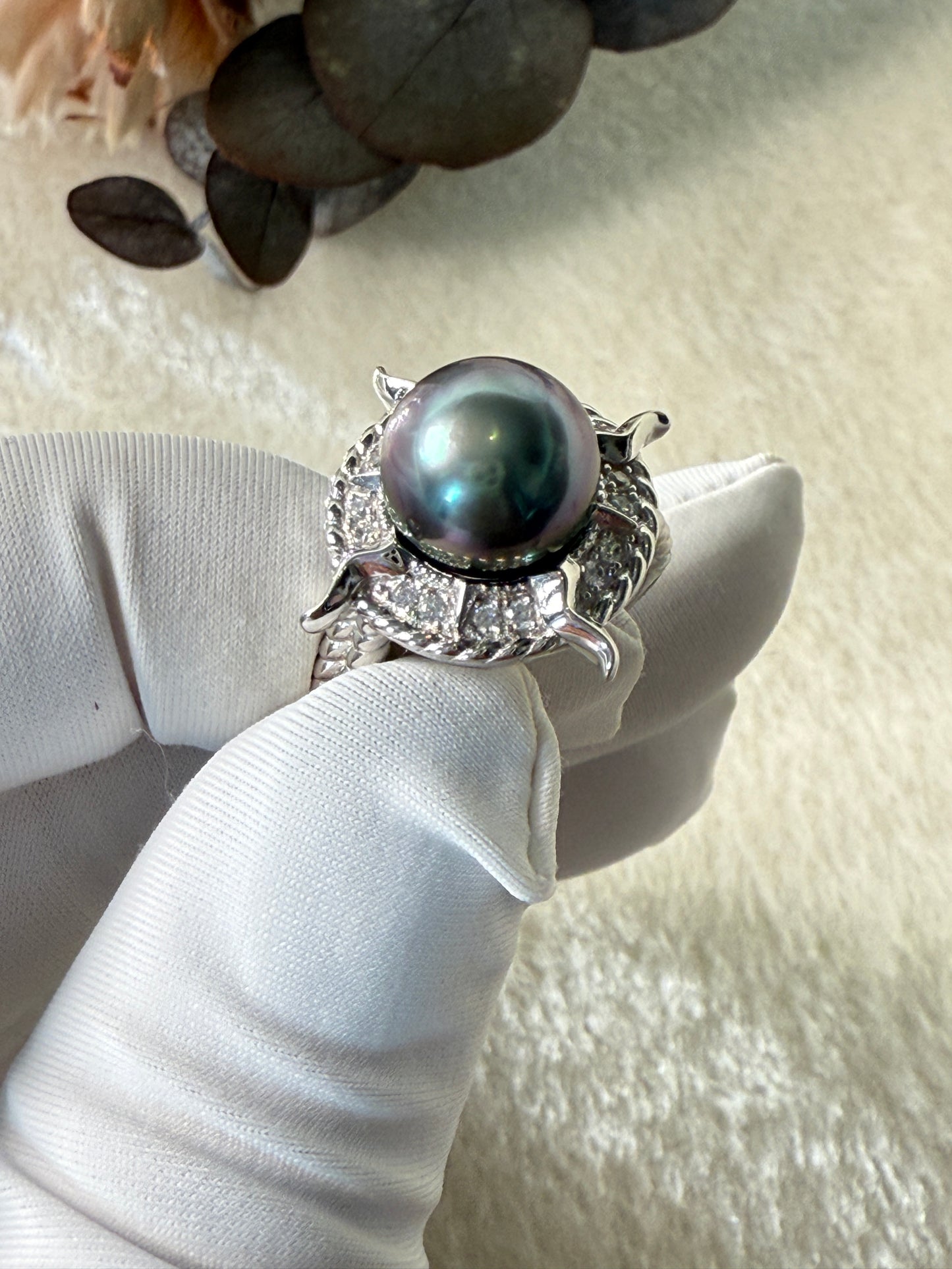 Nyra | Sculpted Ring with Violet-Green Tahitian Pearl