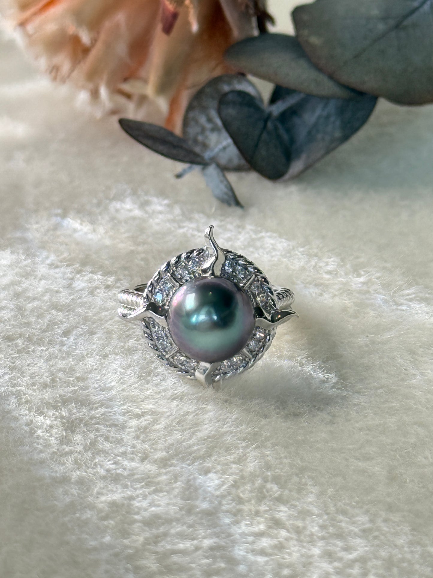 Nyra | Sculpted Ring with Violet-Green Tahitian Pearl