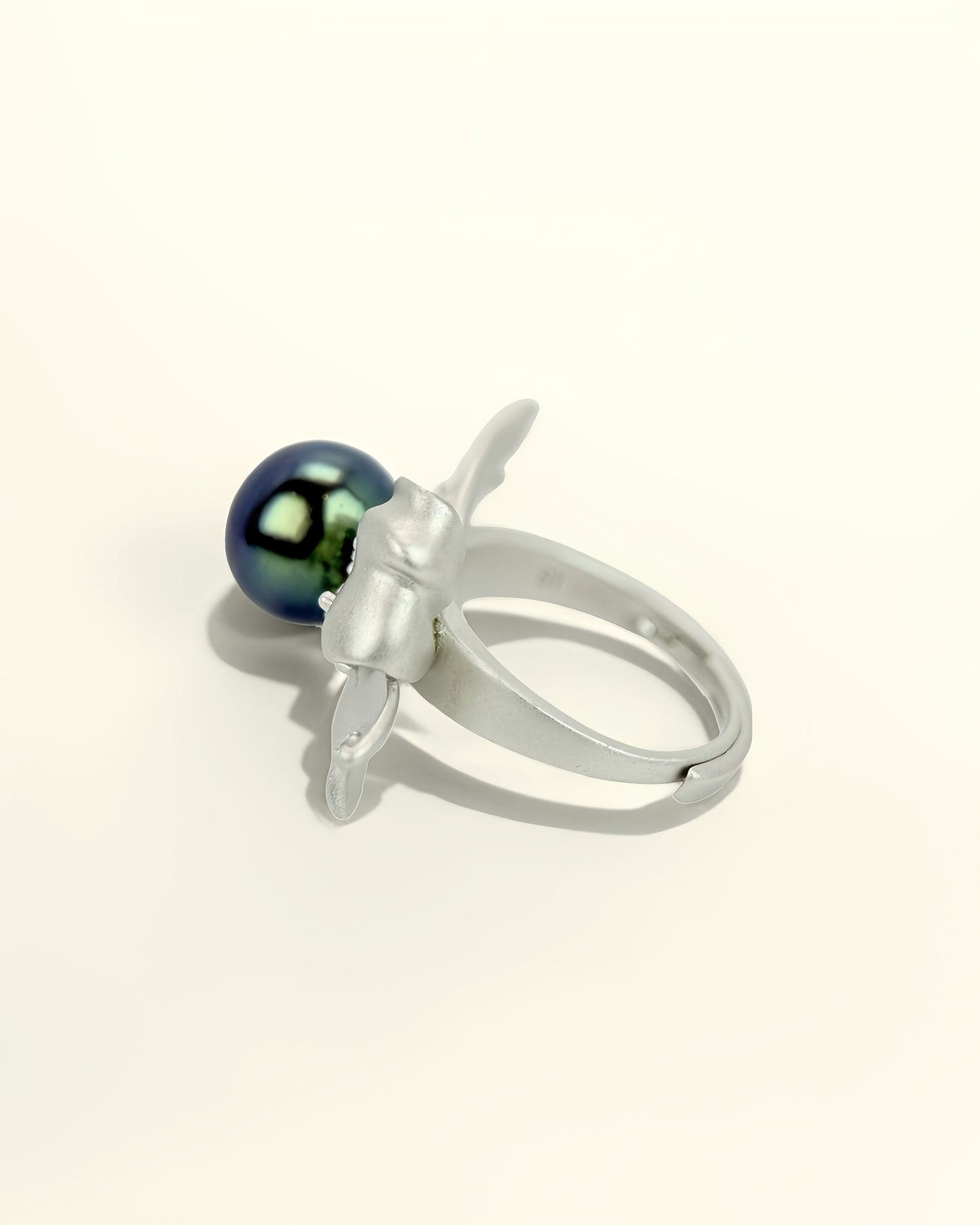 Léonie | Bow Ring with Tahitian Pearl