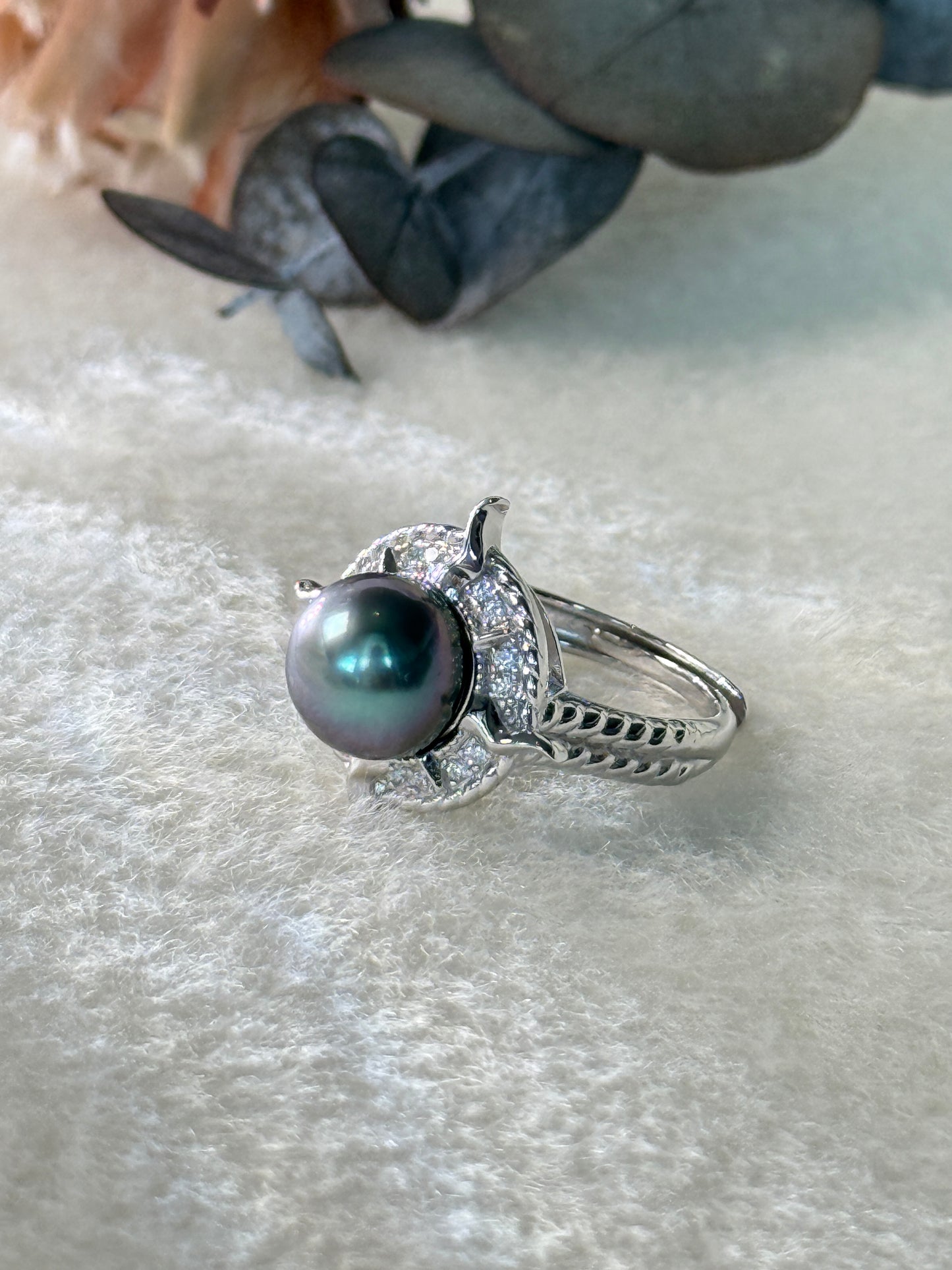 Nyra | Sculpted Ring with Violet-Green Tahitian Pearl