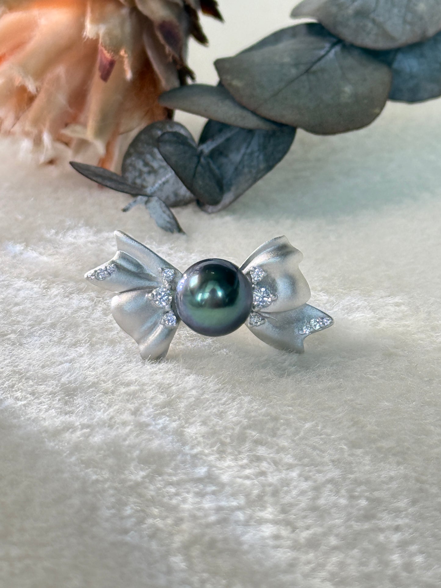 Léonie | Bow Ring with Tahitian Pearl