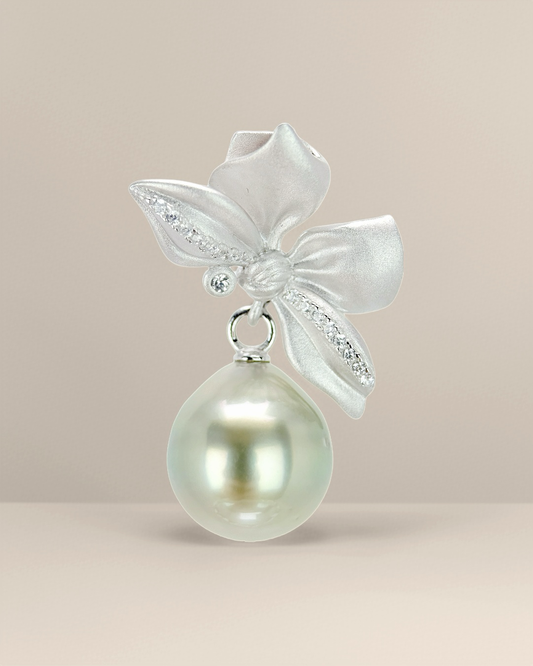 RIVÉA | Ribbon Pendant