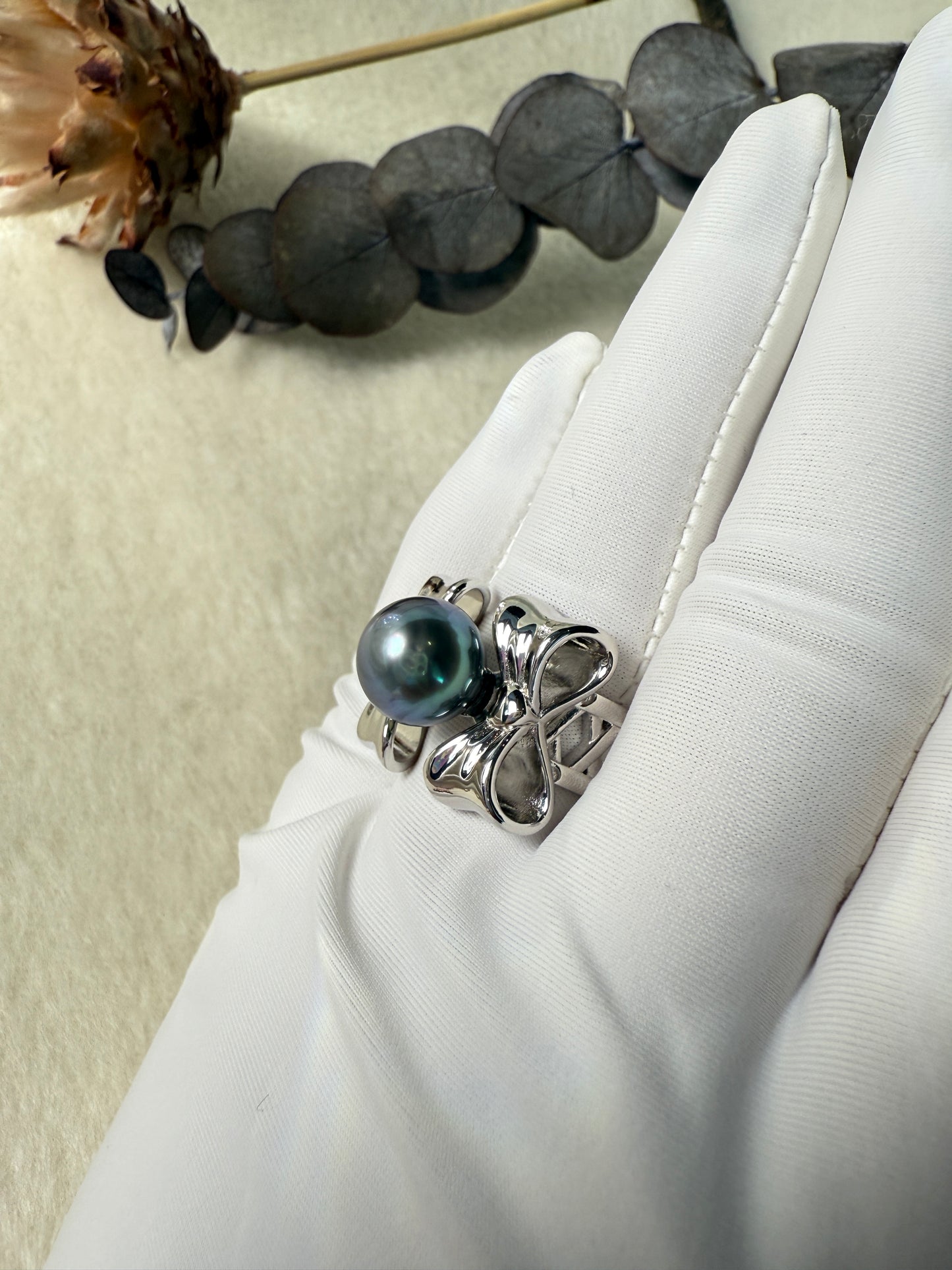 Roux | Sculpted Bow Ring with Tahitian Pearl