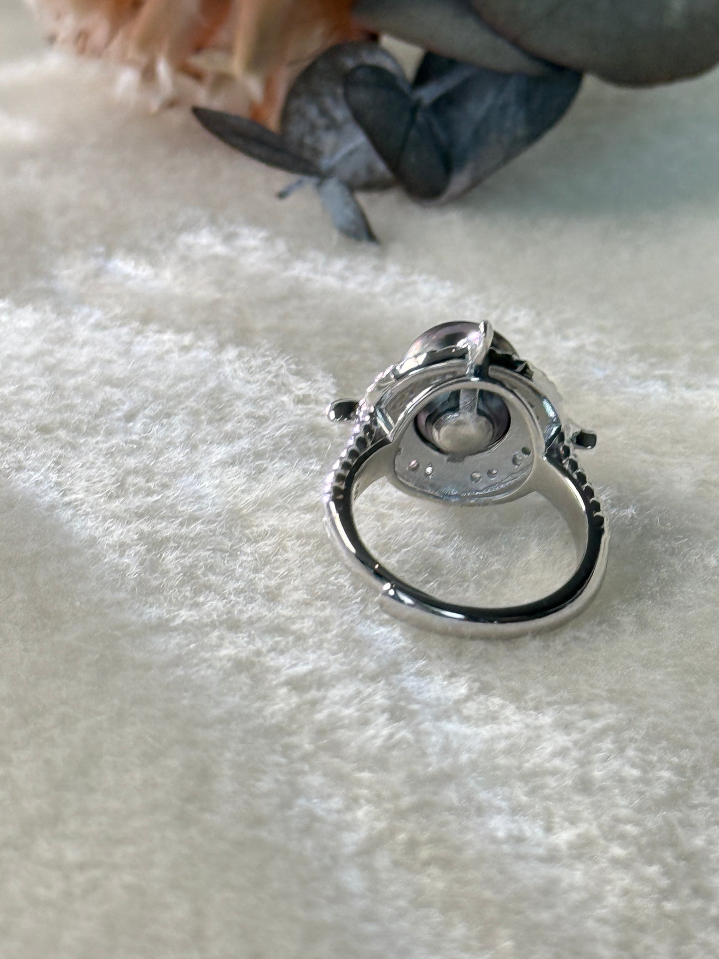 Nyra | Sculpted Ring with Violet-Green Tahitian Pearl