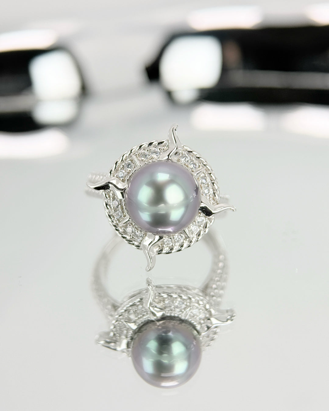Nyra | Sculpted Ring with Violet-Green Tahitian Pearl