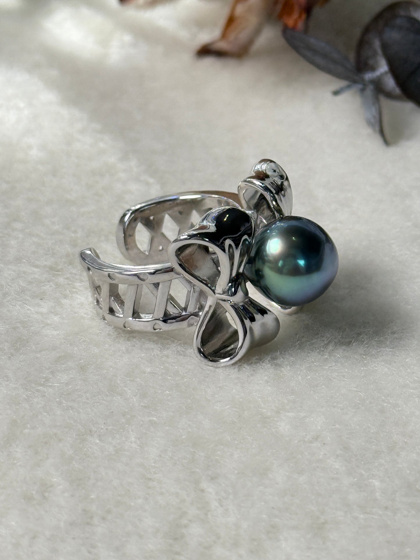 Roux | Sculpted Bow Ring with Tahitian Pearl
