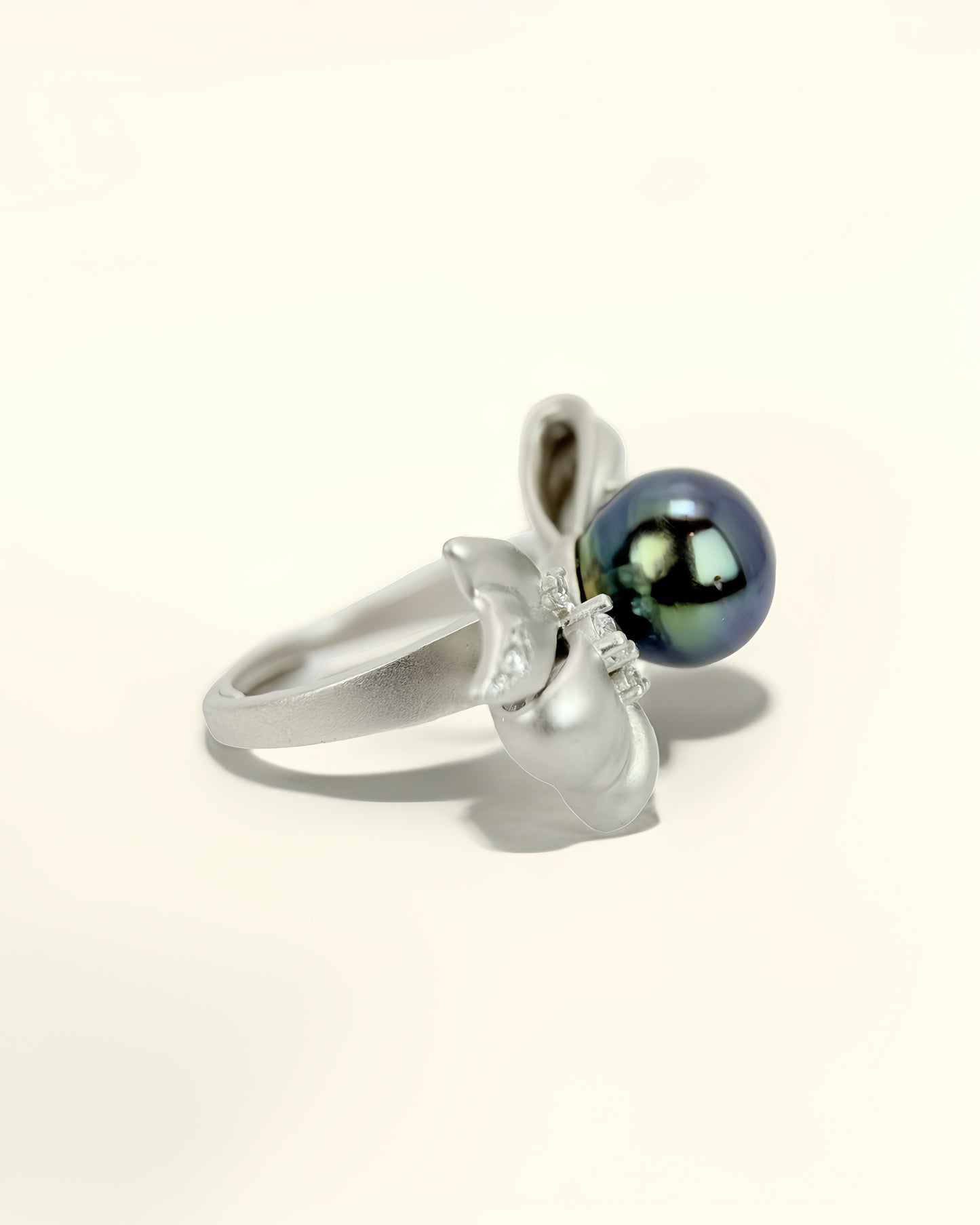 Léonie | Bow Ring with Tahitian Pearl