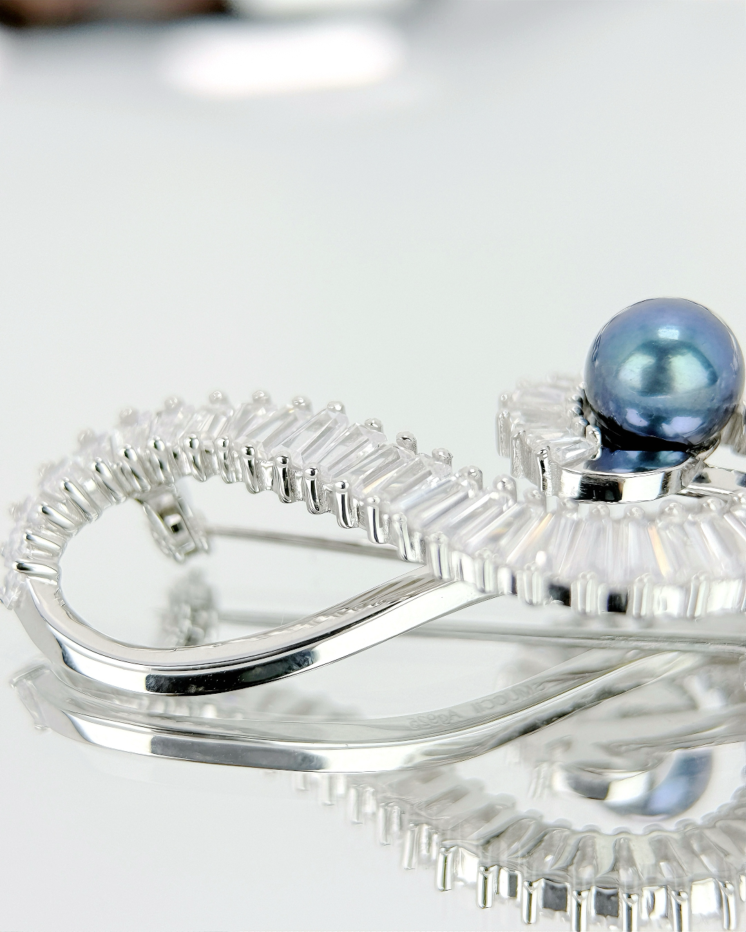 Treble Clef | Freshwater pearl Brooch