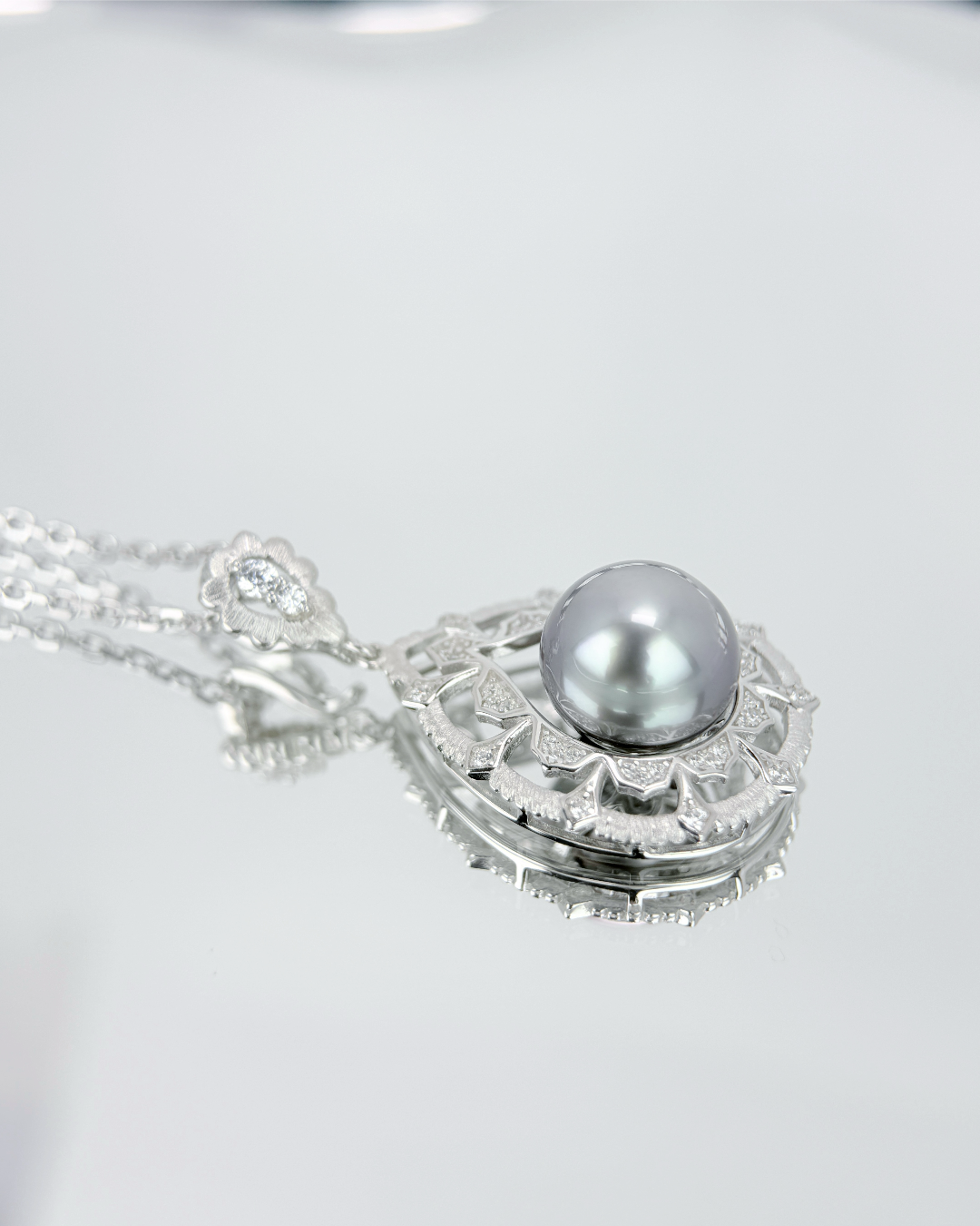 DAPHIRA | Twilight Grace Pendant
