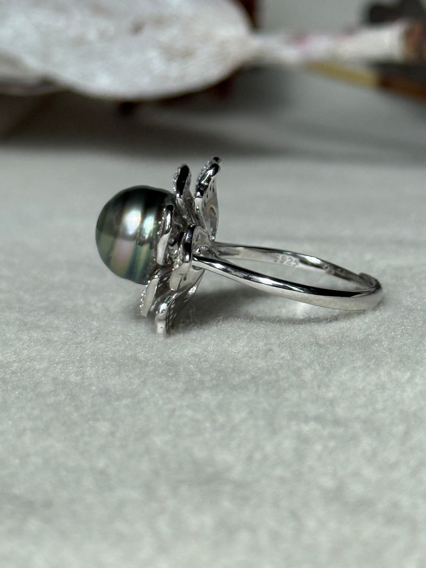 Flora | Adjustable Ring with Blooming Tahitian Pearl