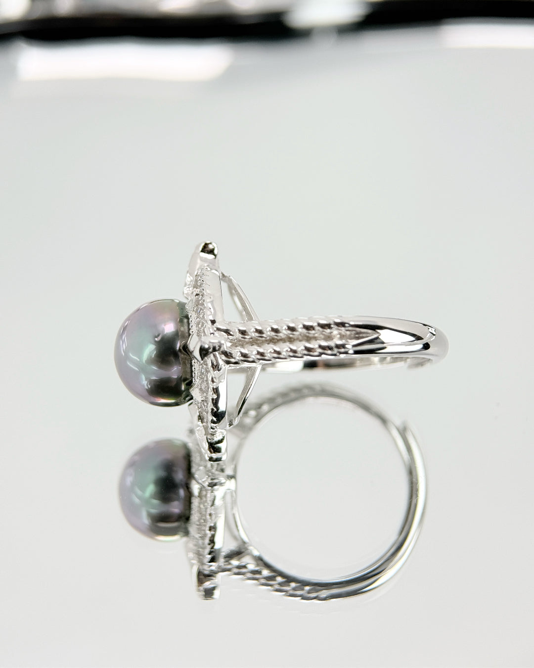 Nyra | Sculpted Ring with Violet-Green Tahitian Pearl