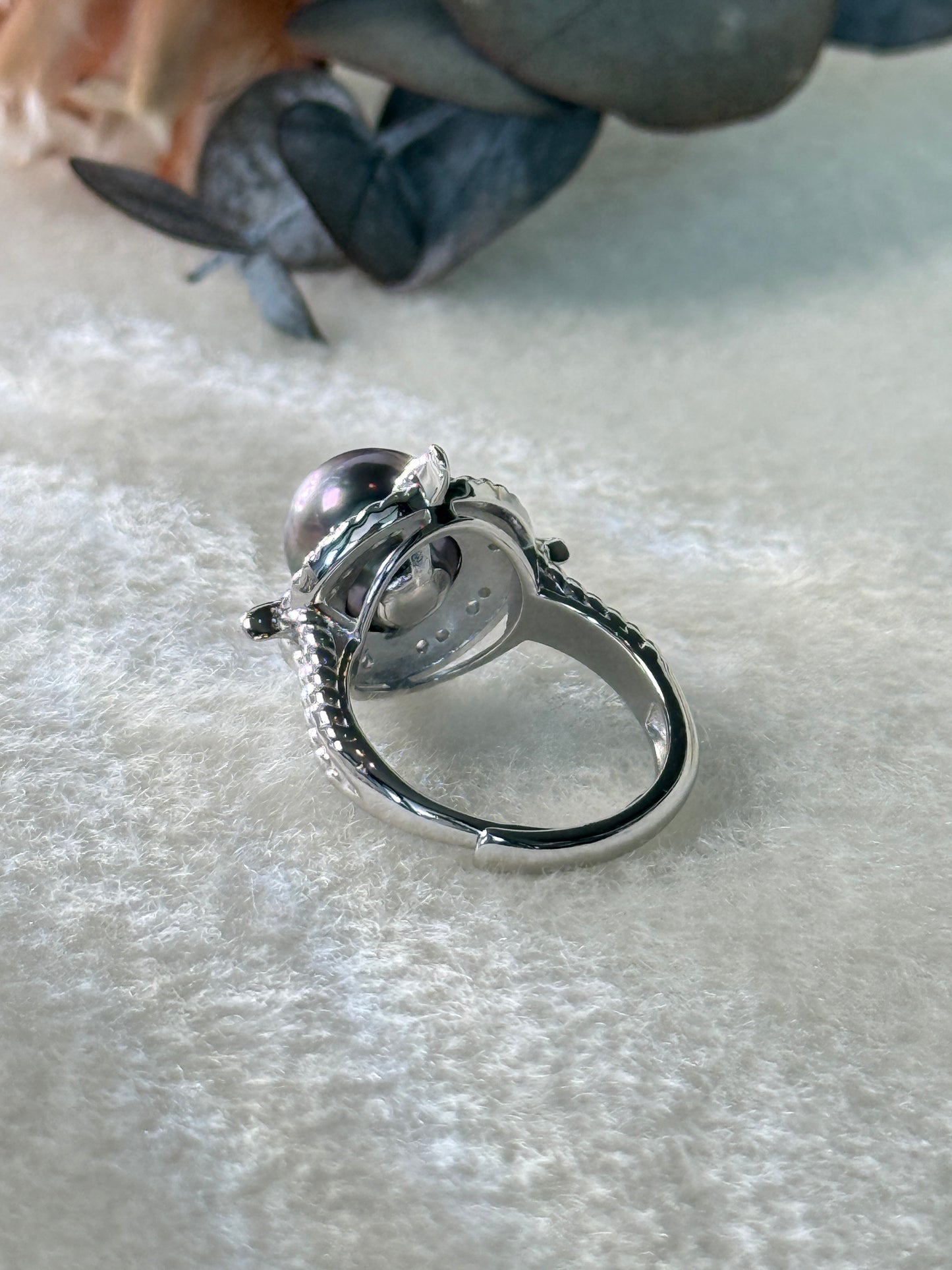 Nyra | Sculpted Ring with Violet-Green Tahitian Pearl