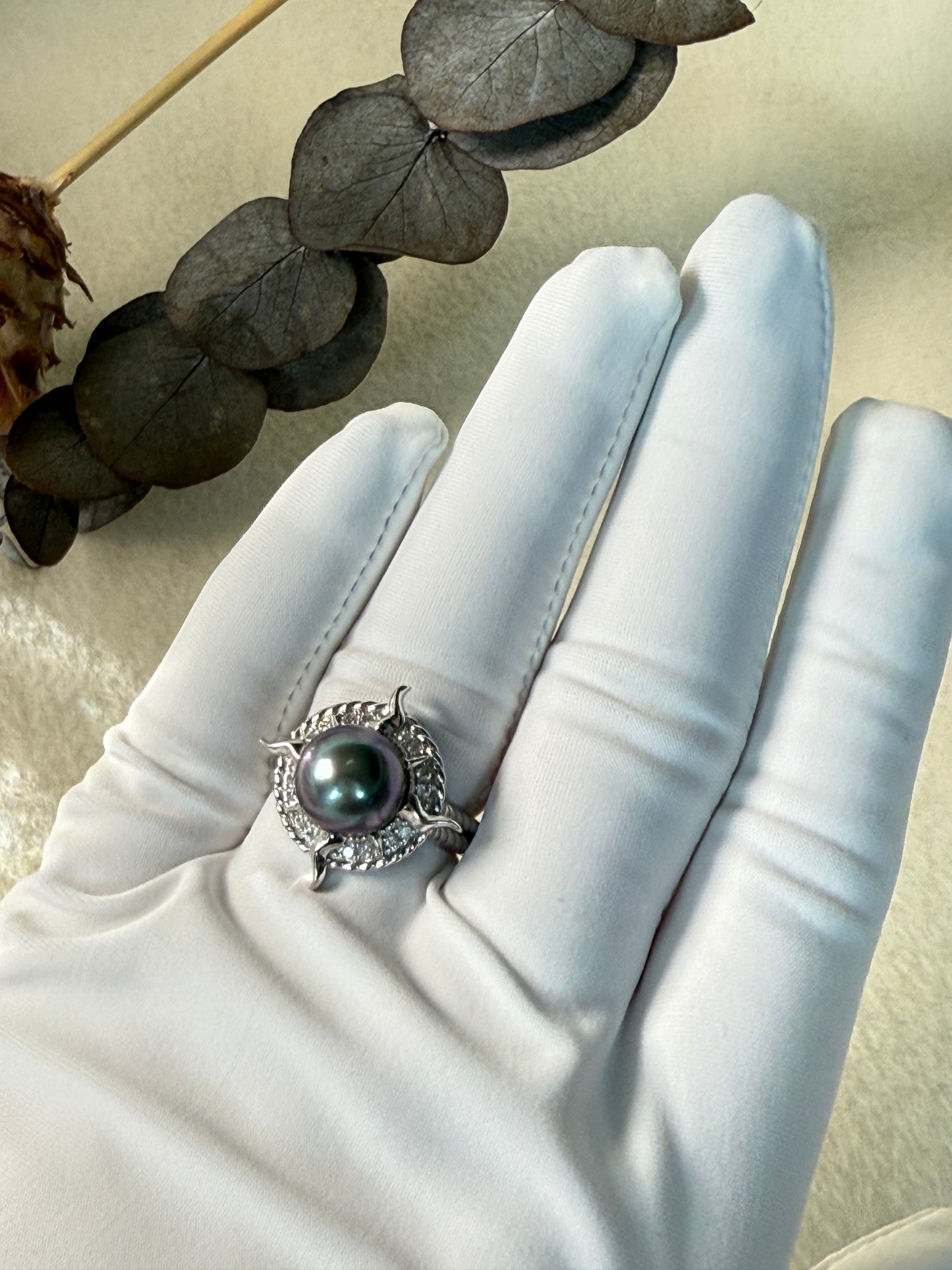 Nyra | Sculpted Ring with Violet-Green Tahitian Pearl
