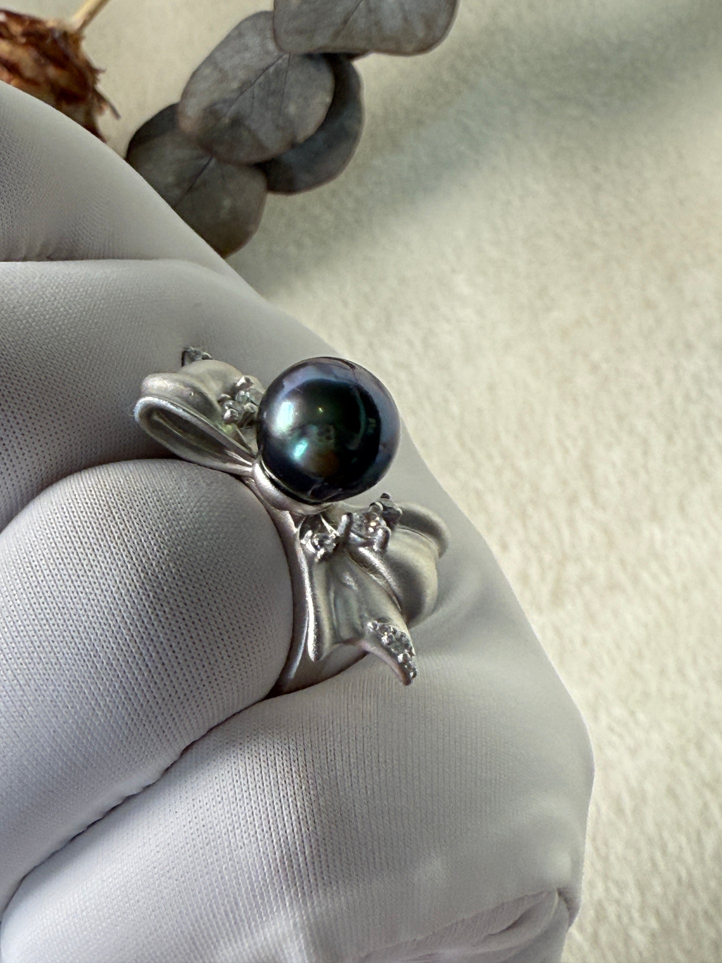 Léonie | Bow Ring with Tahitian Pearl