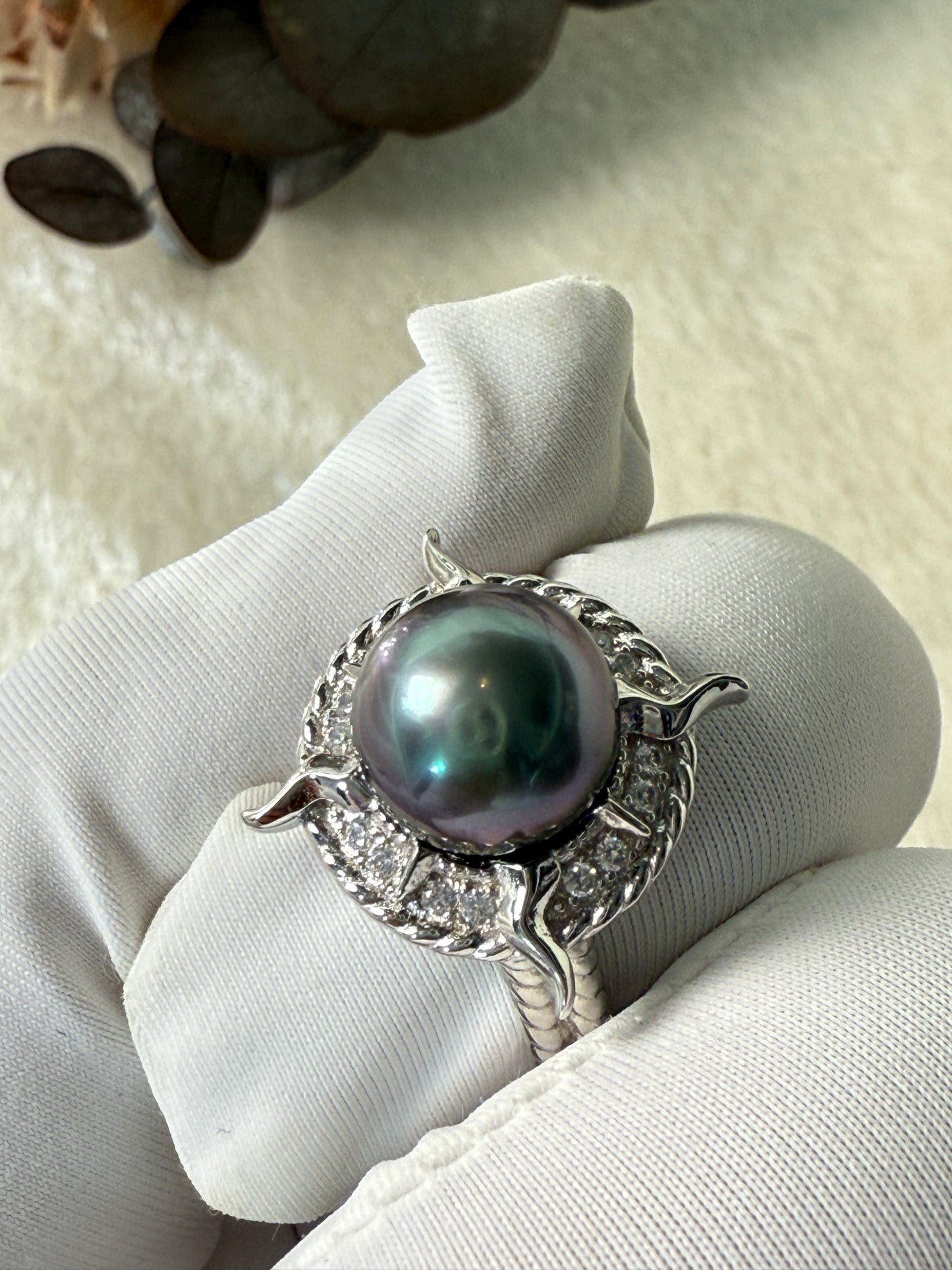Nyra | Sculpted Ring with Violet-Green Tahitian Pearl