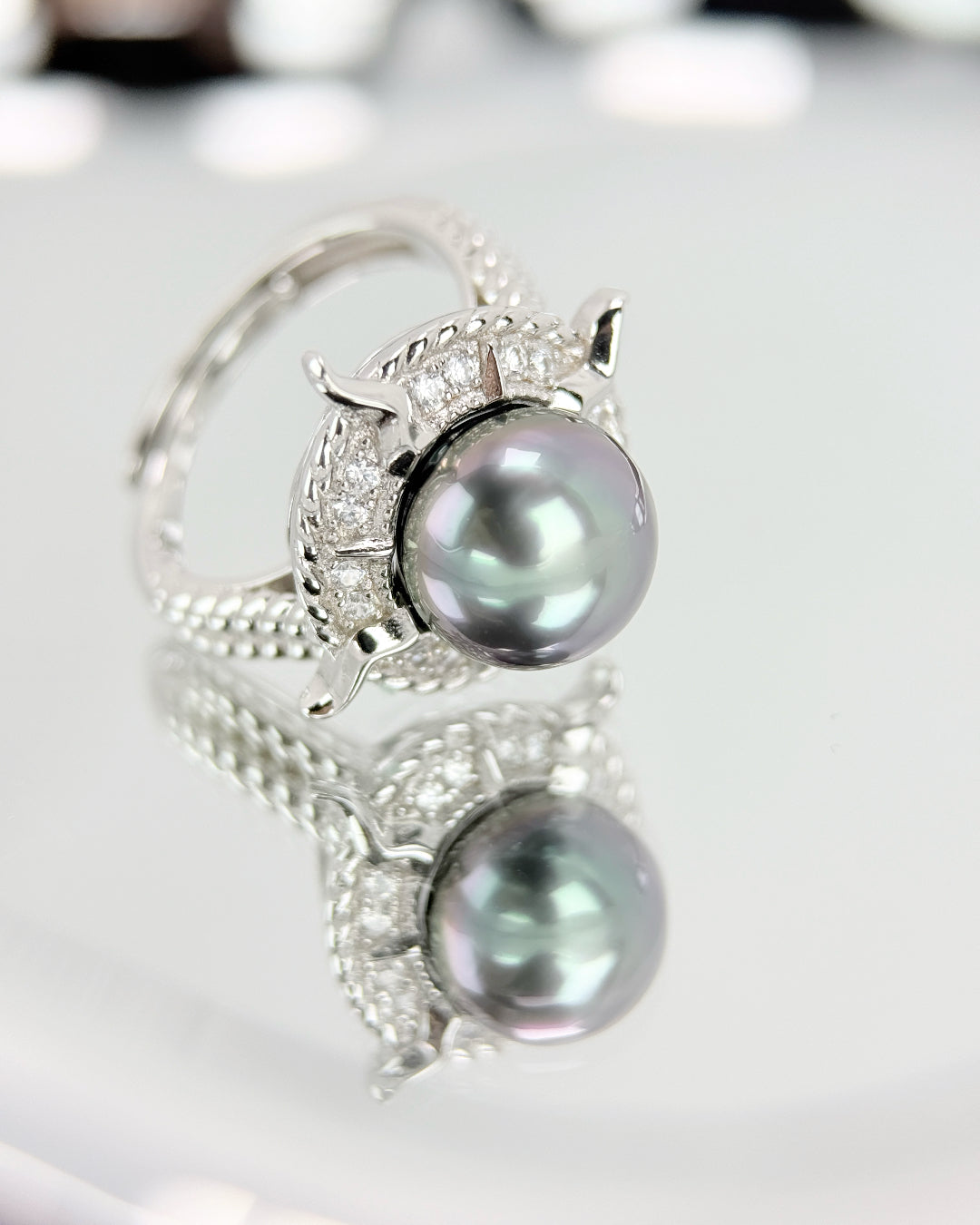 Nyra | Sculpted Ring with Violet-Green Tahitian Pearl