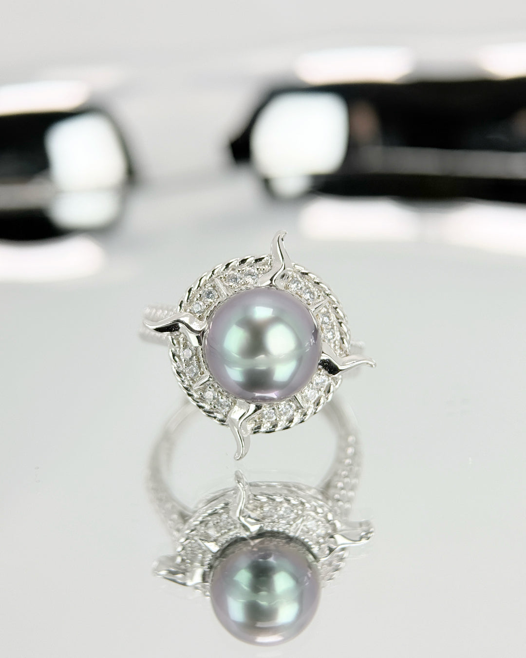Nyra | Sculpted Ring with Violet-Green Tahitian Pearl