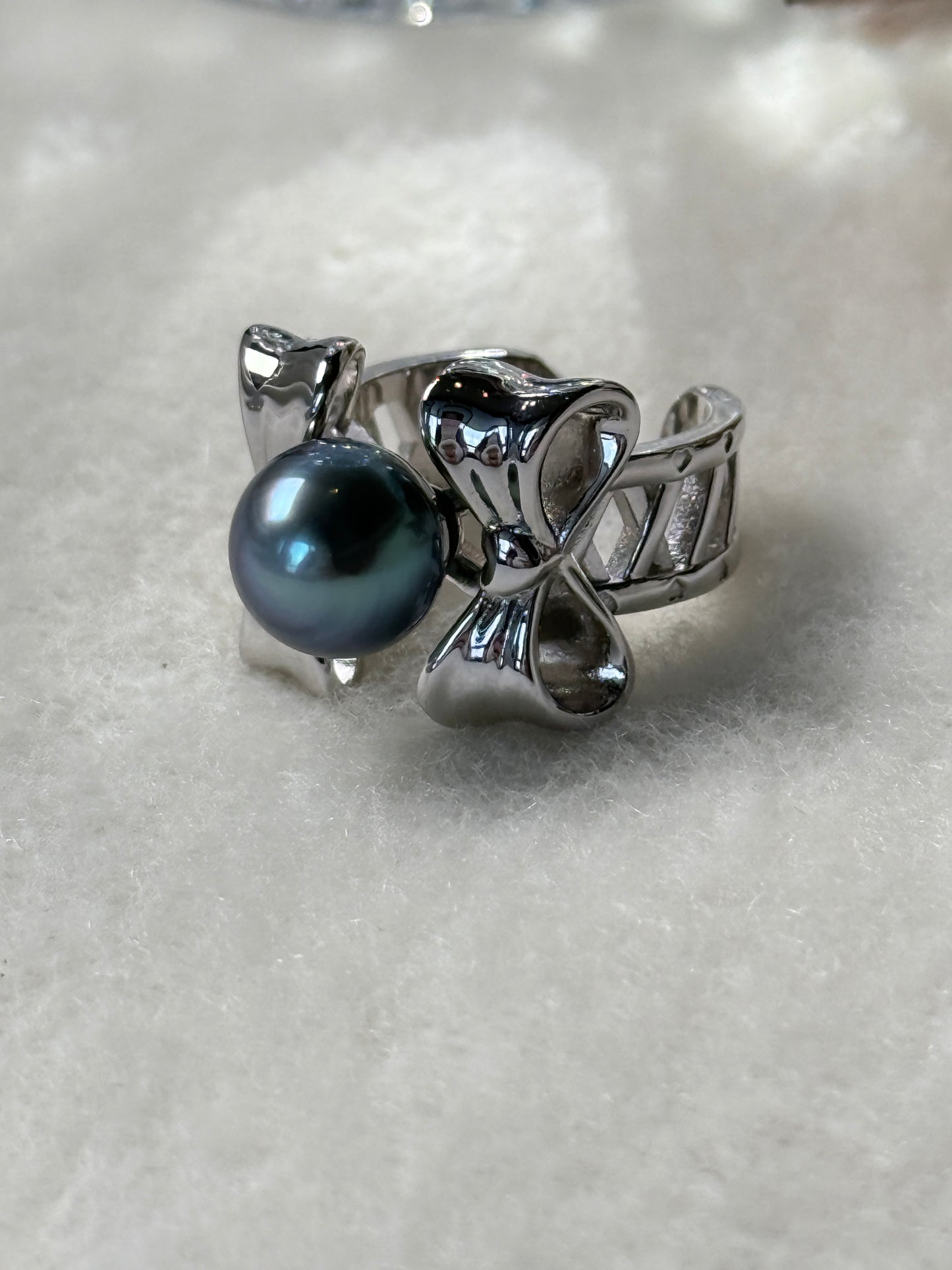 Roux | Sculpted Bow Ring with Tahitian Pearl