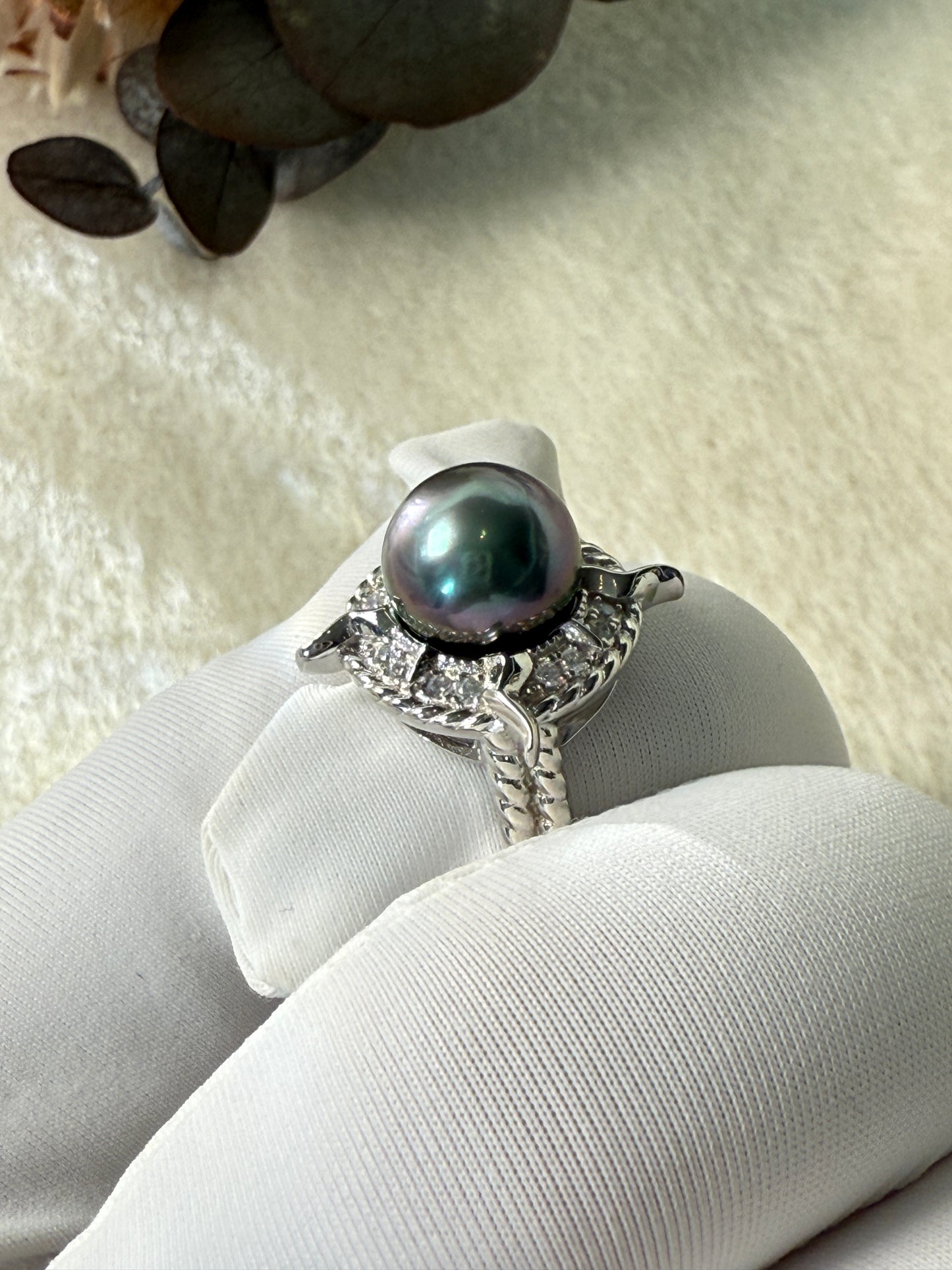 Nyra | Sculpted Ring with Violet-Green Tahitian Pearl