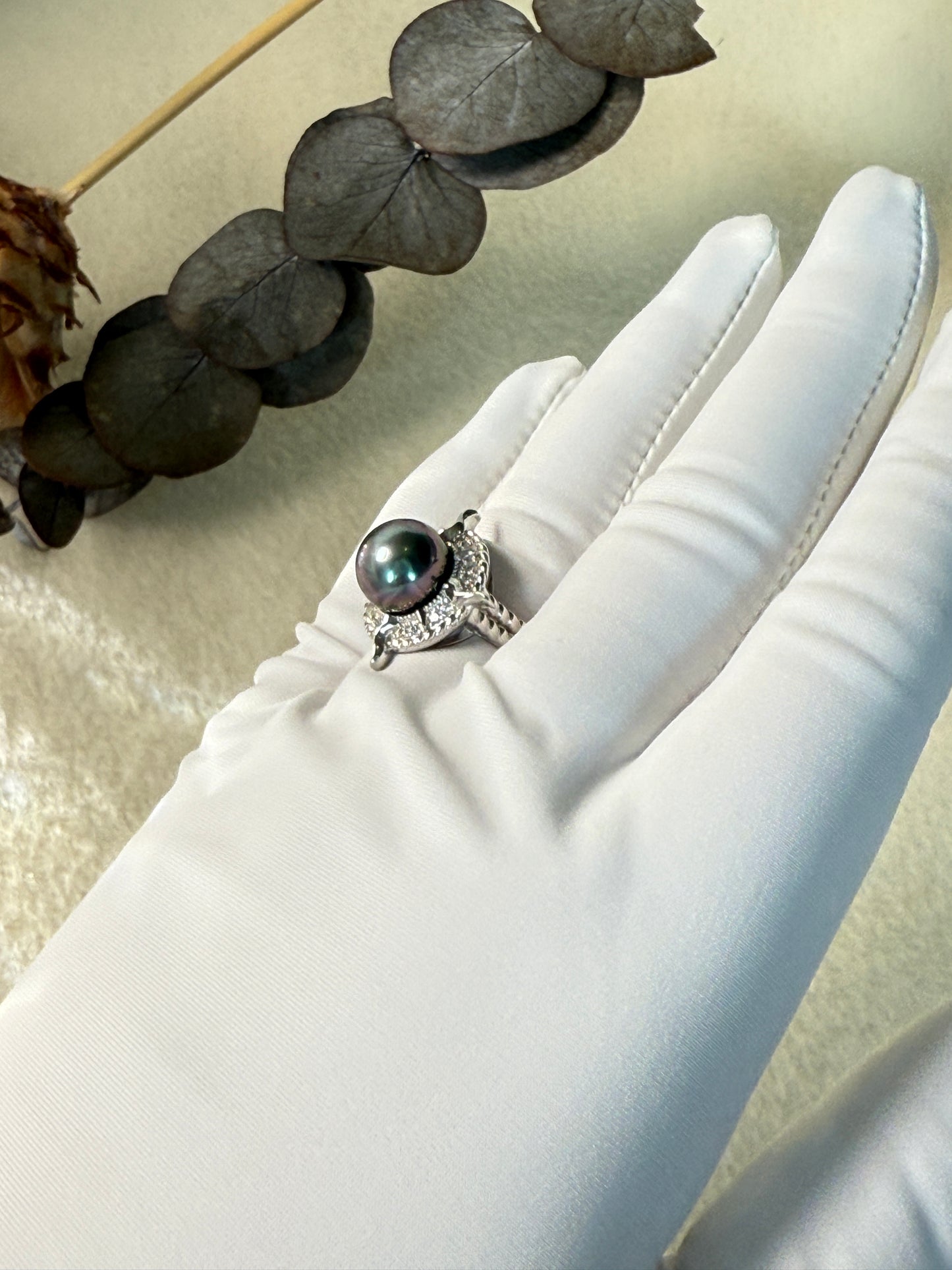 Nyra | Sculpted Ring with Violet-Green Tahitian Pearl