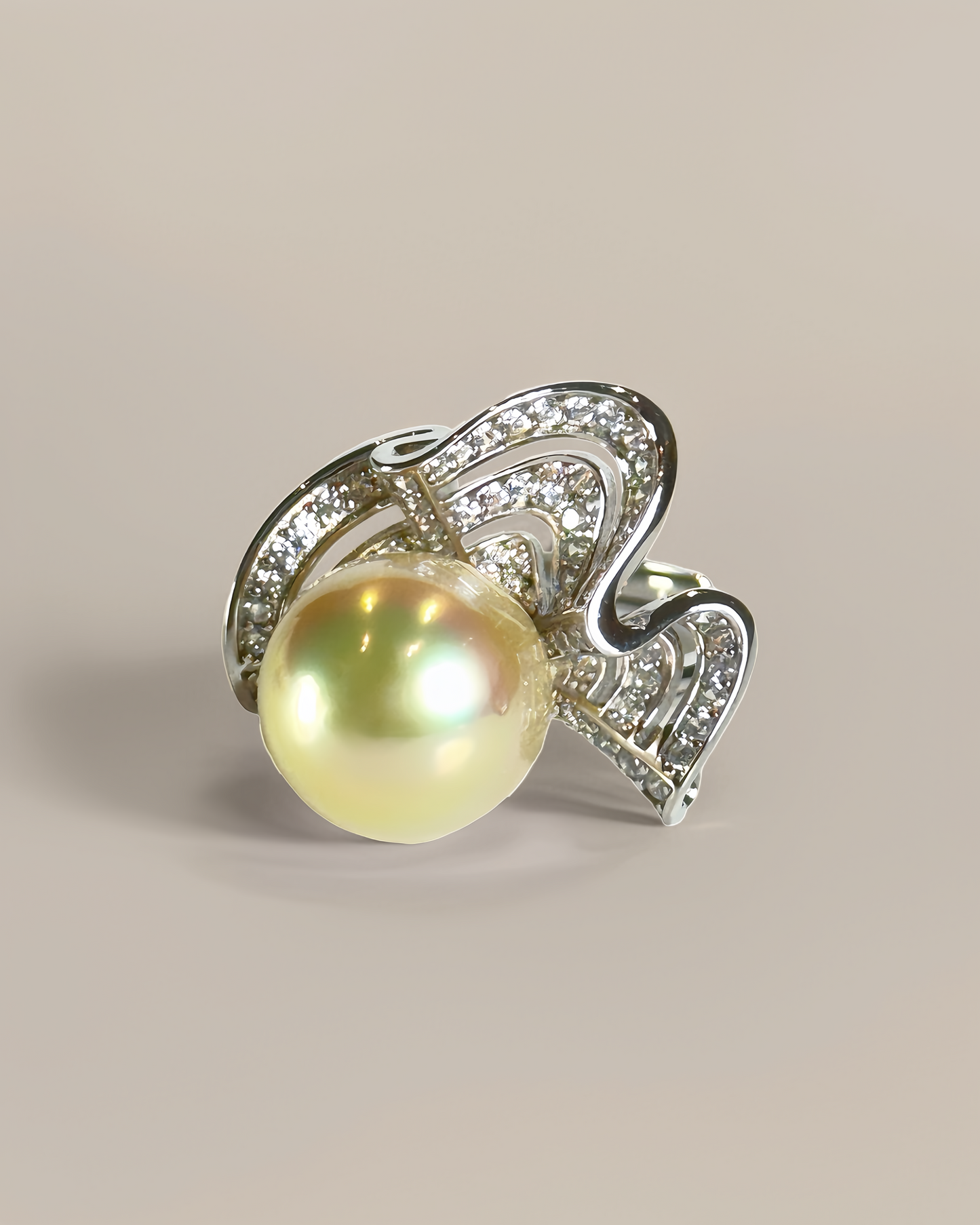 Chifflair | Sculptural Ring with South Sea Golden Pearl