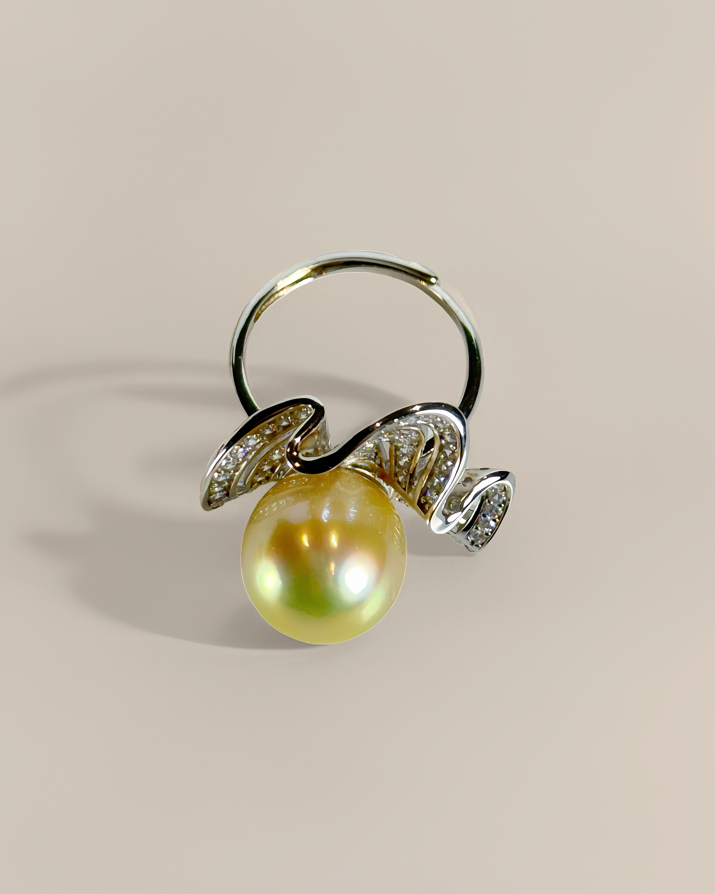 Chifflair | Sculptural Ring with South Sea Golden Pearl