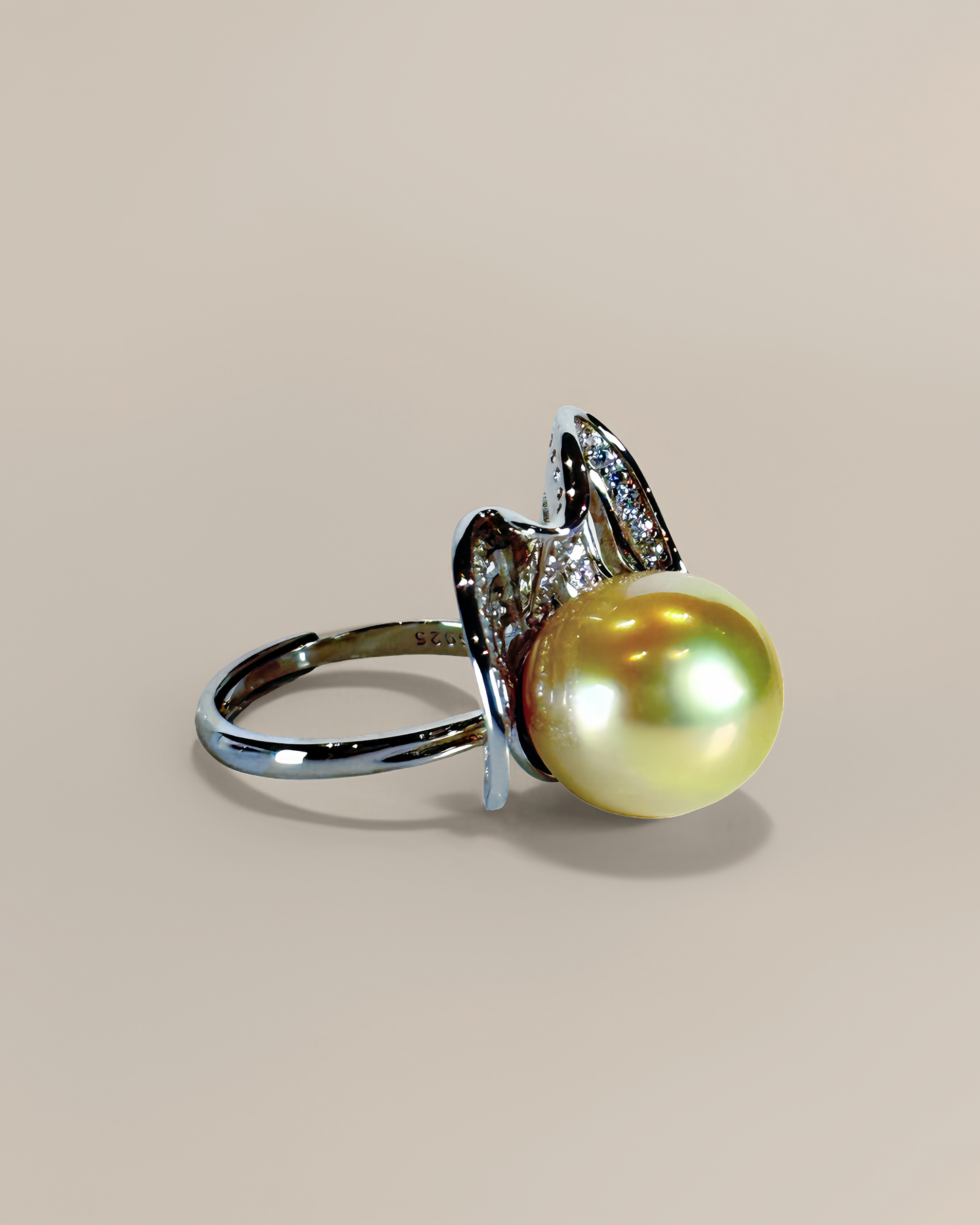 Chifflair | Sculptural Ring with South Sea Golden Pearl